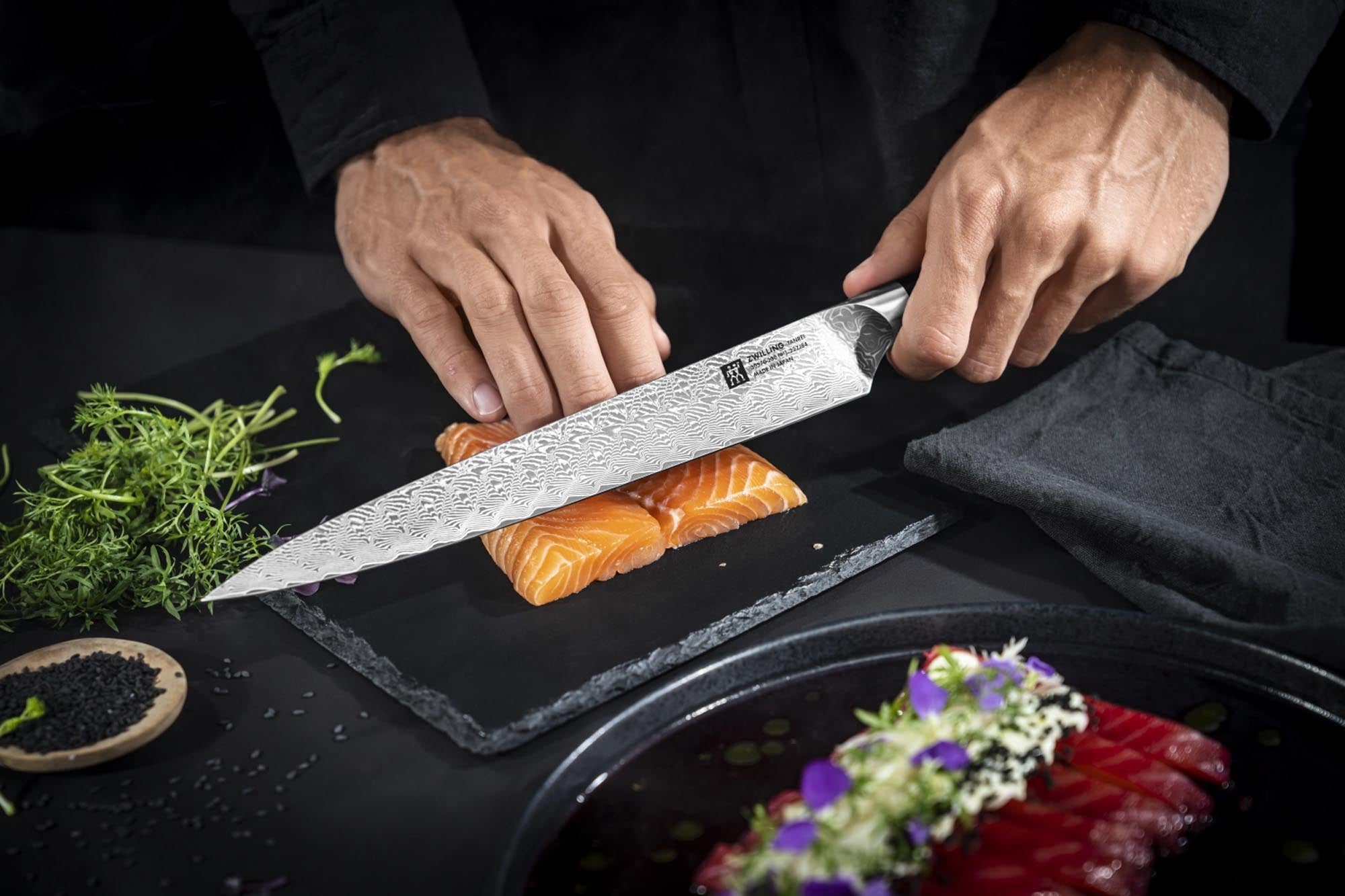 Erleben Sie das Tanrei Fleischmesser 230mm von Zwilling: Präzise Schnitte, langlebige Klinge und ergonomischer Griff für müheloses Kochen.