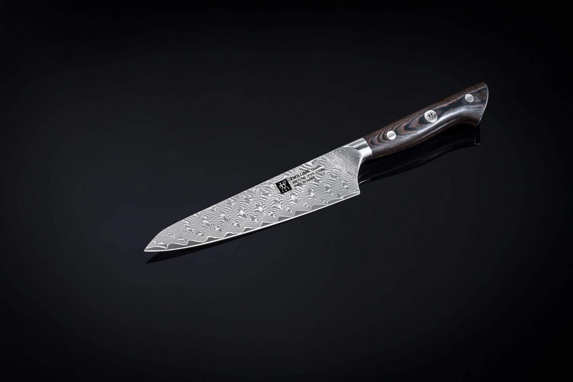 Elegantes Tanrei Kochmesser mit 140 mm Klinge, perfekt für präzises Schneiden und kreative Kochkunst in der modernen Küche.