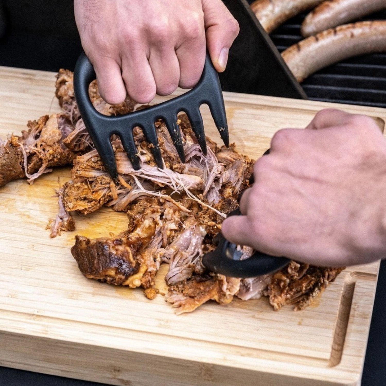 Erleben Sie mit den BBQ+ Fleischkrallen von Zwilling Kitchen müheloses Zerkleinern und Servieren von Fleisch. Robust, stilvoll und ergonomisch!