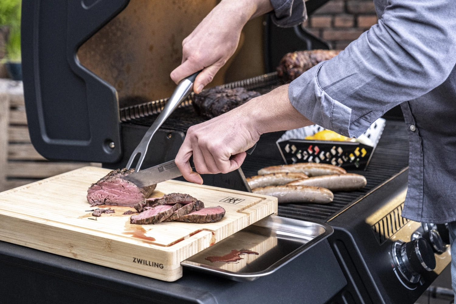 Entdecken Sie das elegante BBQ+ Schneidebrett aus robustem Bambus mit praktischer Schublade von Zwilling Kitchen – ideal für Ihre Grillvorbereitungen!