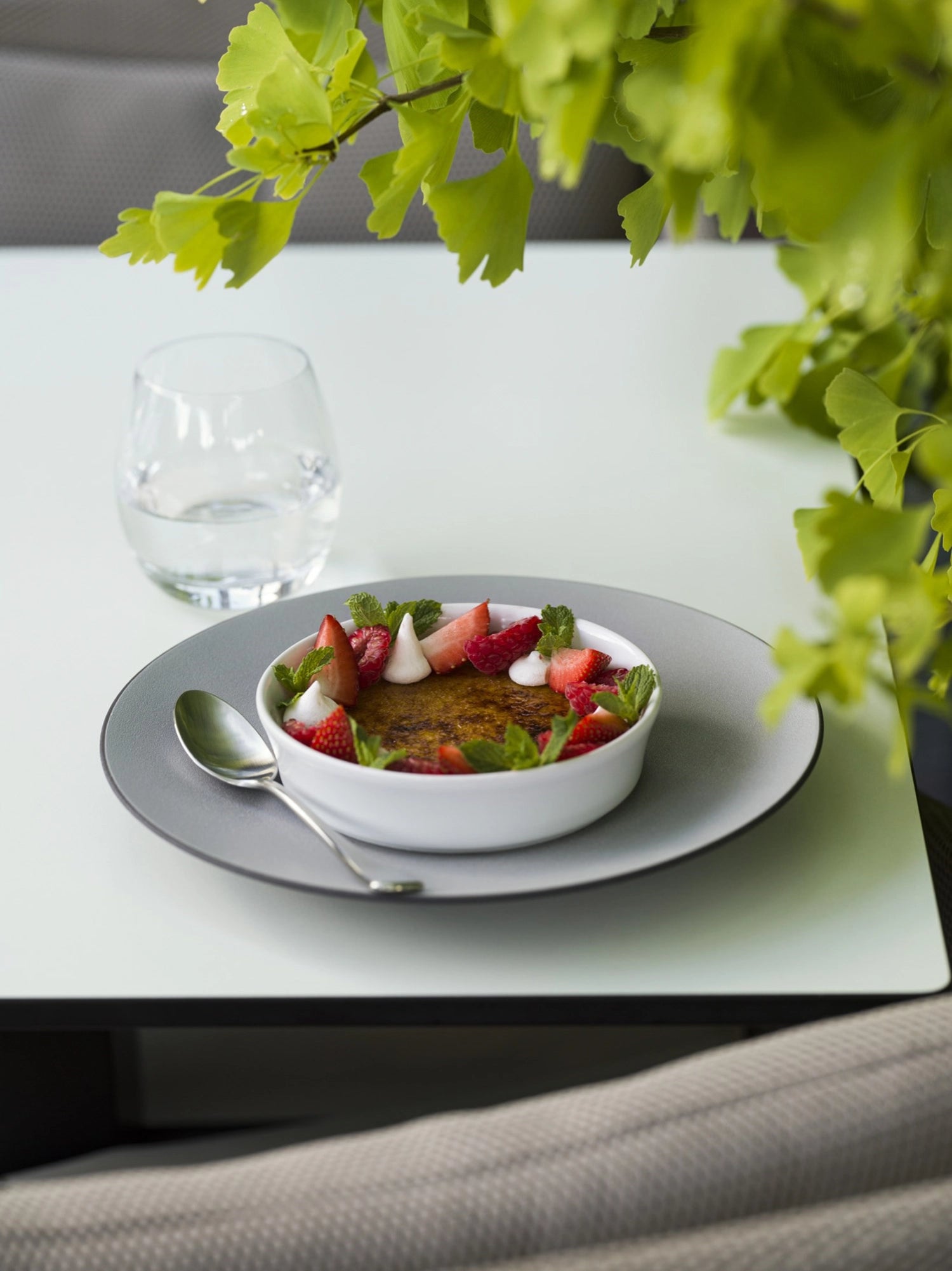 Stilvoller Dessertlöffel Arles aus mattiertem Edelstahl von Revol, ideal für feine Desserts und festliche Anlässe, vereint Eleganz und Praktikabilität.