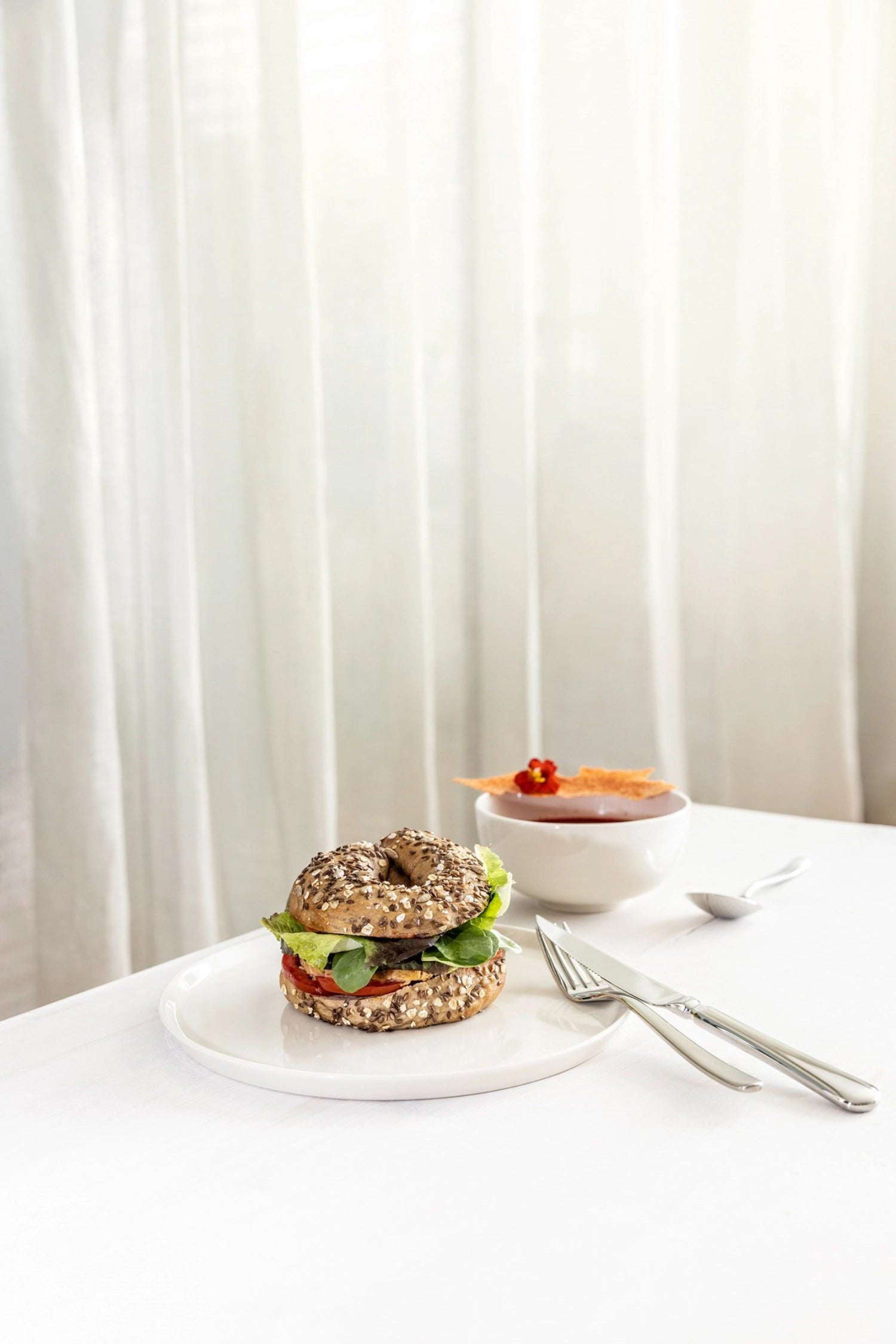 Entdecken Sie den Arles Suppenlöffel von Revol: Hochwertiger Edelstahl, glänzendes Design und ergonomische Form für müheloses Servieren.