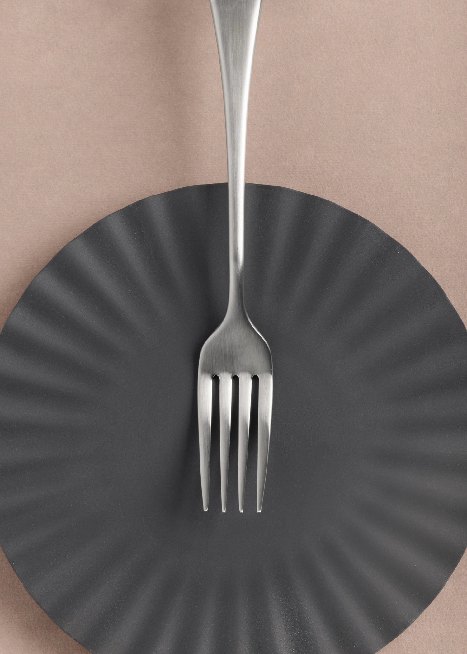 Die stilvolle Arles Dessertgabel von Revol vereint elegantes Design und hochwertige Verarbeitung aus Edelstahl. Ideal für festliche Anlässe und köstliche Desserts.