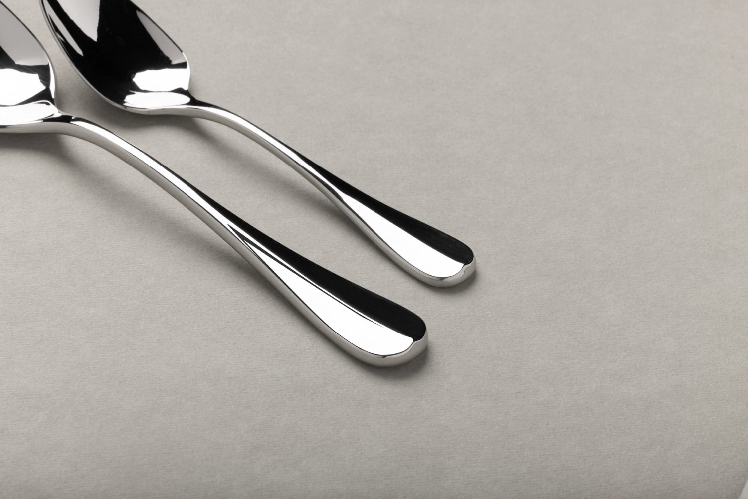 Eleganter Beaune Dessertlöffel von Revol aus edlem Edelstahl. Perfekt für Desserts, vereint er Funktionalität mit zeitloser Schönheit.