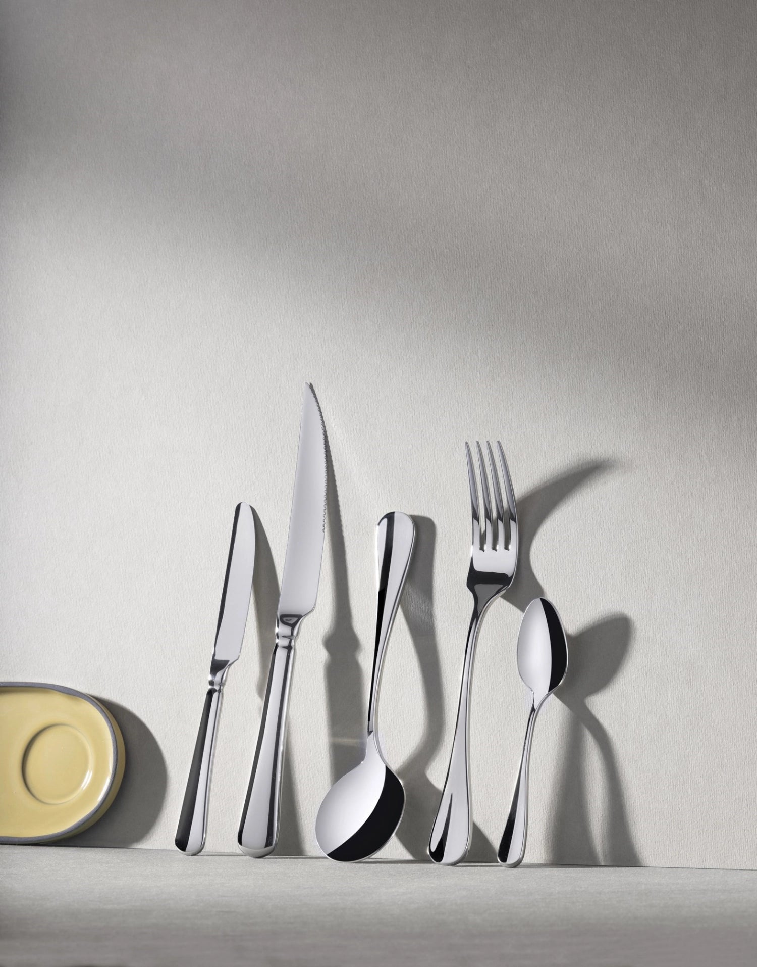 Hochwertiger, glänzender Edelstahl-Suppenlöffel von Revol, perfekt für Suppen und Cremesuppen, vereint Stil und Funktionalität.