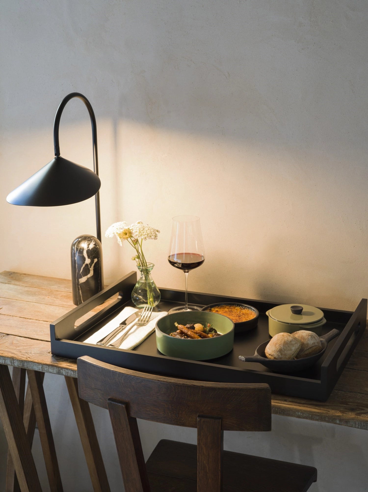 Die Beaune Tafelgabel von Revol besticht durch elegantes Design und hohe Funktionalität. Aus glänzendem Edelstahl gefertigt, ideal für festliche und alltägliche Anlässe.