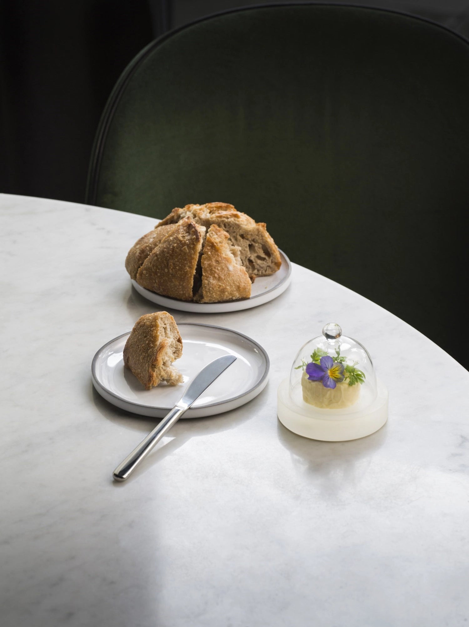 Elegantes Buttermesser aus glänzendem Edelstahl der Courchevel-Serie von Revol, ideal für stilvolles Servieren und Genießen von Butter.