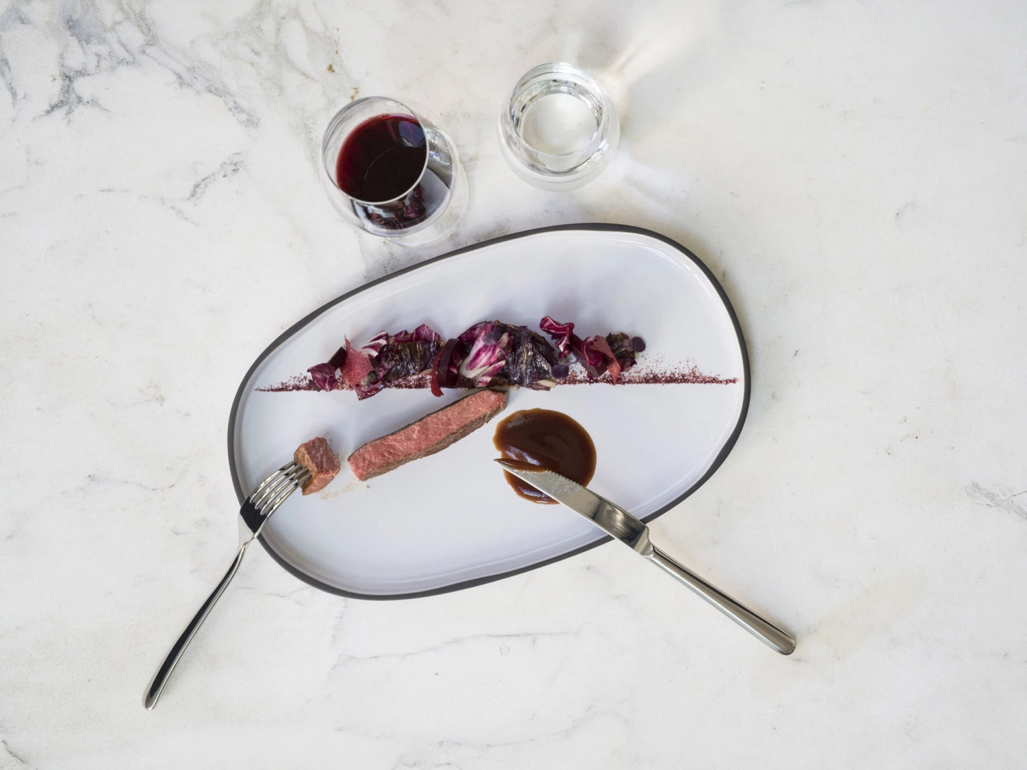 Erleben Sie das stilvolle Courchevel Steakmesser von Revol. Aus robustem, mattiertem Edelstahl gefertigt, vereint es Funktionalität und Eleganz.