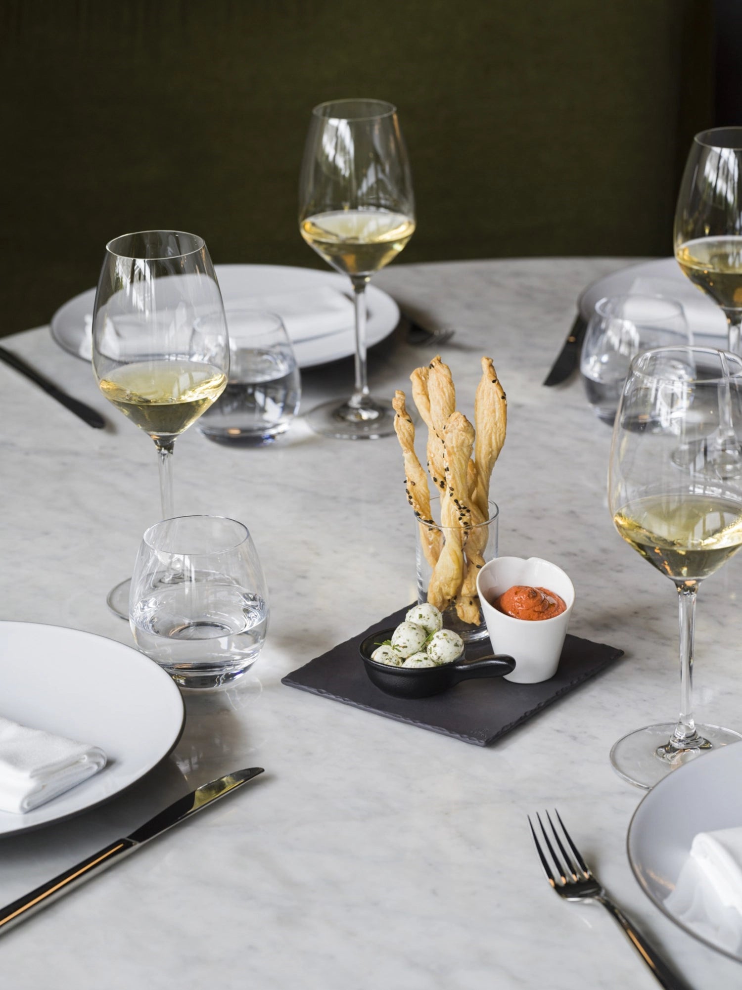 Courchevel table knife shiny stainless steel