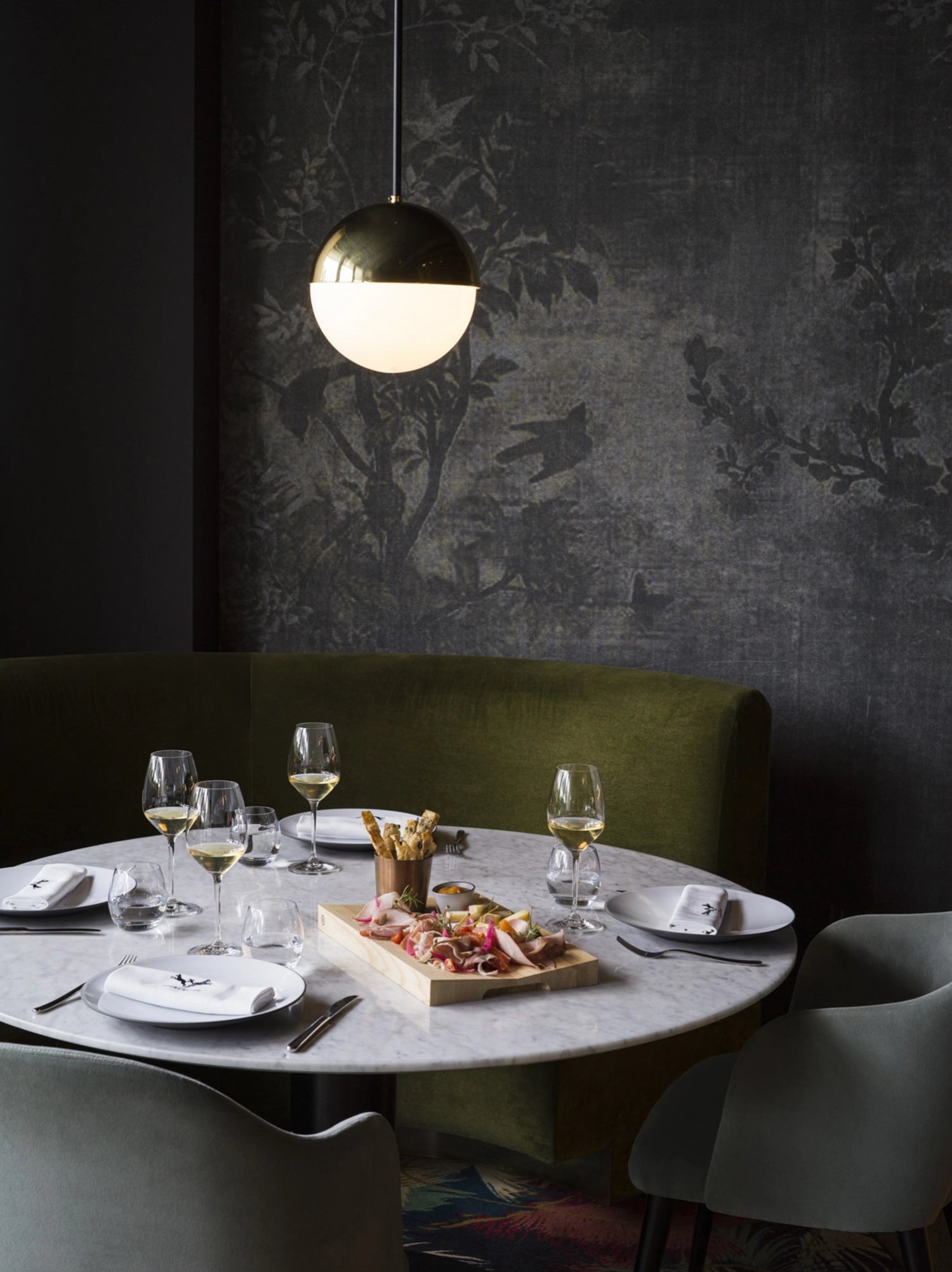 Elegantes Courchevel Tafelmesser aus poliertem Edelstahl von Revol. Ideal für stilvolle Dinnerpartys und besondere Anlässe.