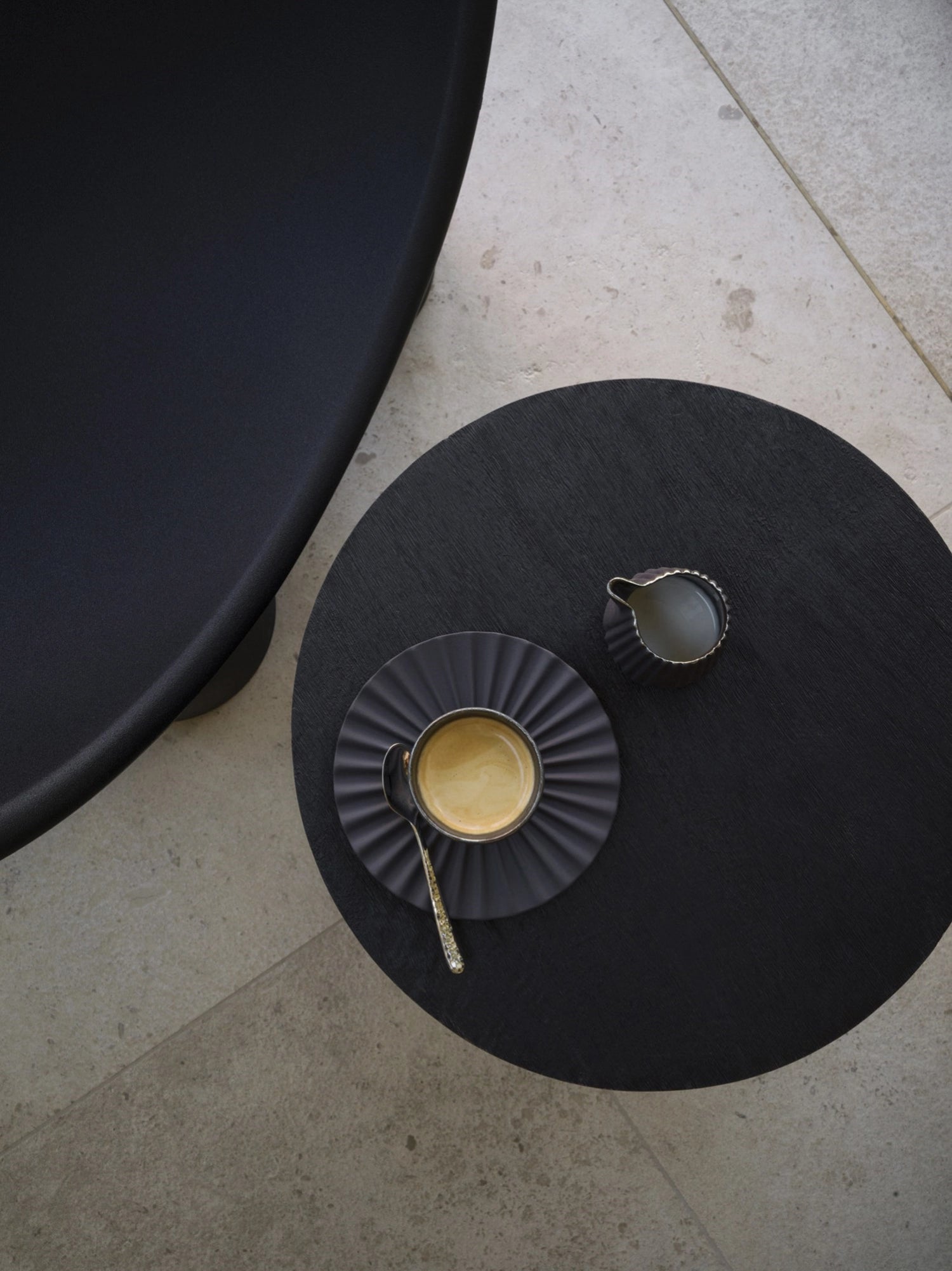Eleganter Mokkalöffel aus Edelstahl mit martele-Oberfläche, ideal für Kaffee und Desserts, aus der Courchevel-Serie von Revol.