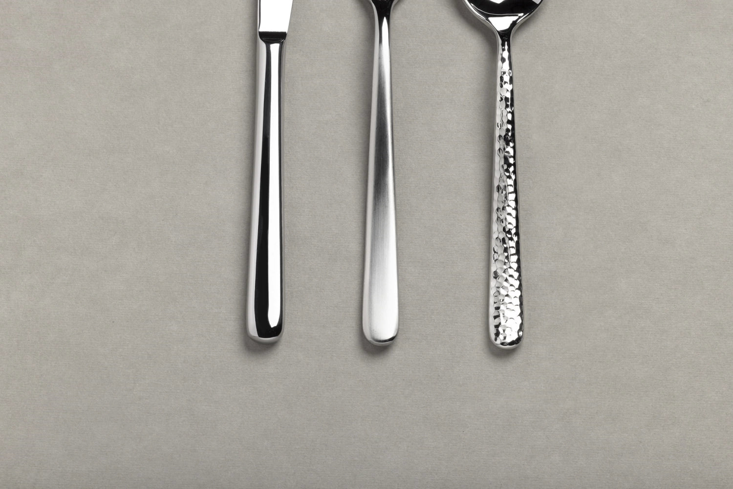 Erleben Sie Eleganz beim Servieren mit dem Courchevel Suppenlöffel von Revol. Hochwertiger Edelstahl, ergonomisches Design und stilvolle martele-Oberfläche.