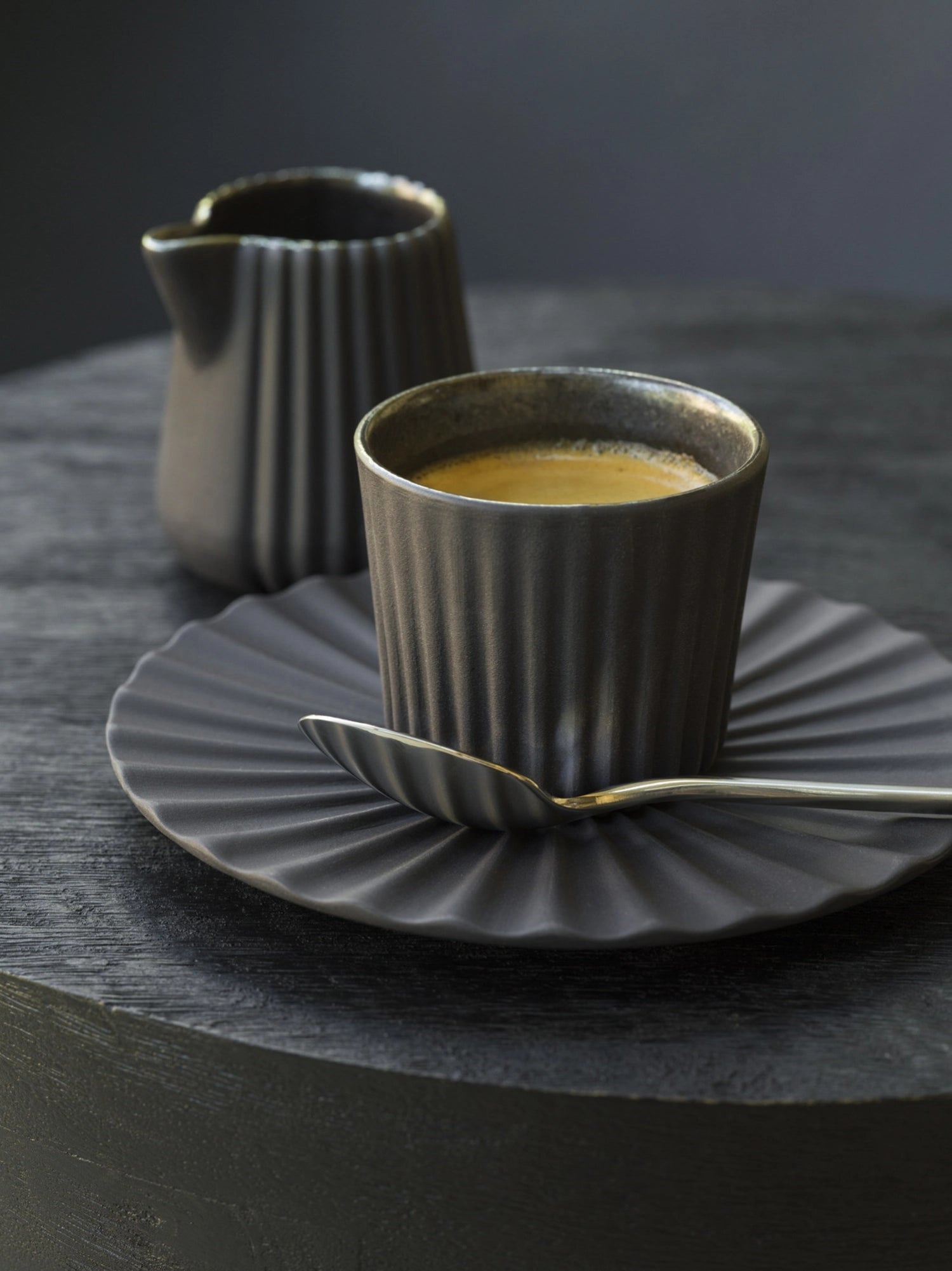 Eleganter Courchevel Teelöffel aus mattiertem Inox von Revol, ideal für Kaffeegenuss und stilvolle Tischdekoration.