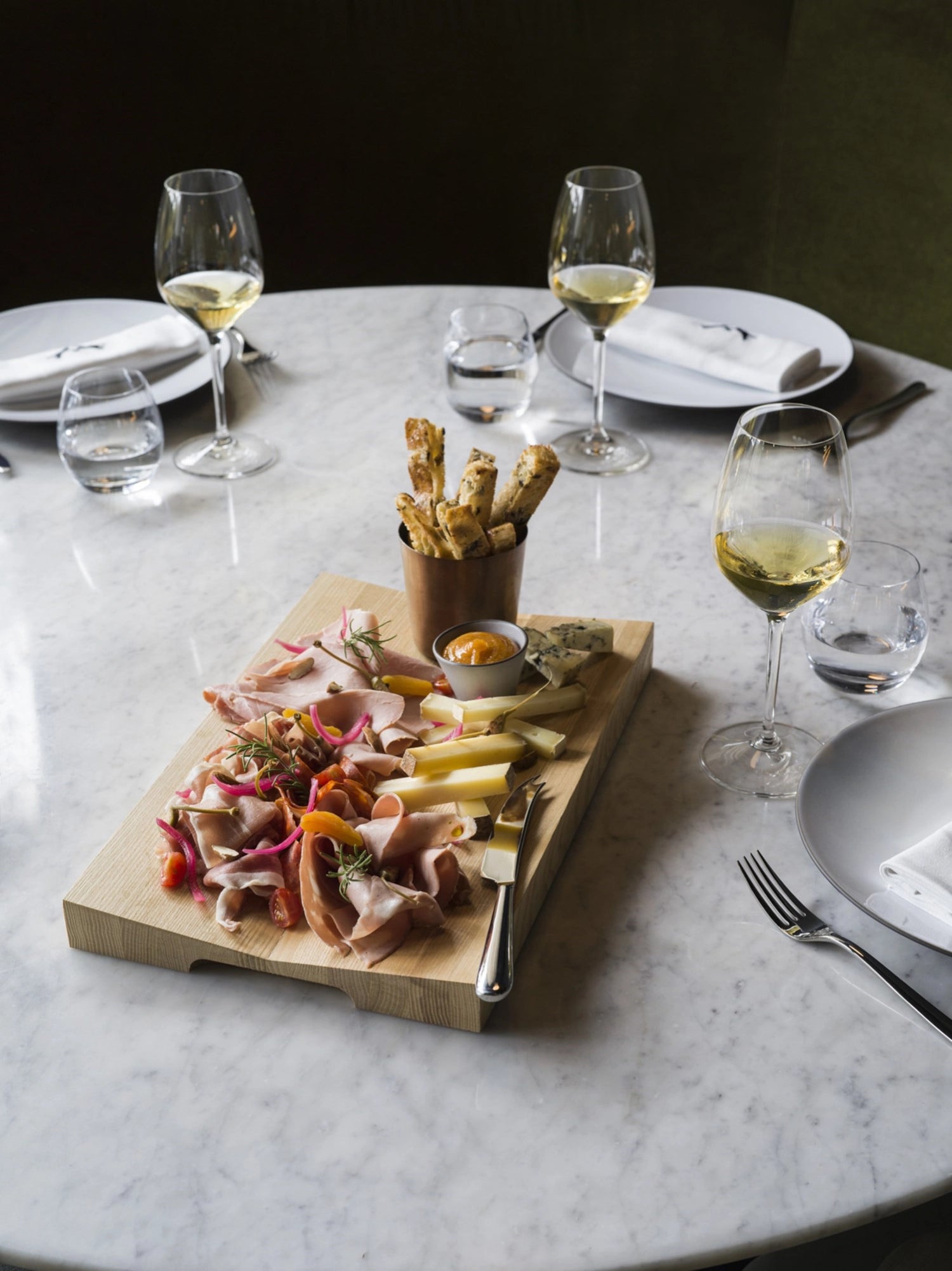 Entdecken Sie die exquisite Courchevel Tafelgabel von Revol: Hochwertiger Edelstahl, elegantes Design und perfekt für jeden Anlass.