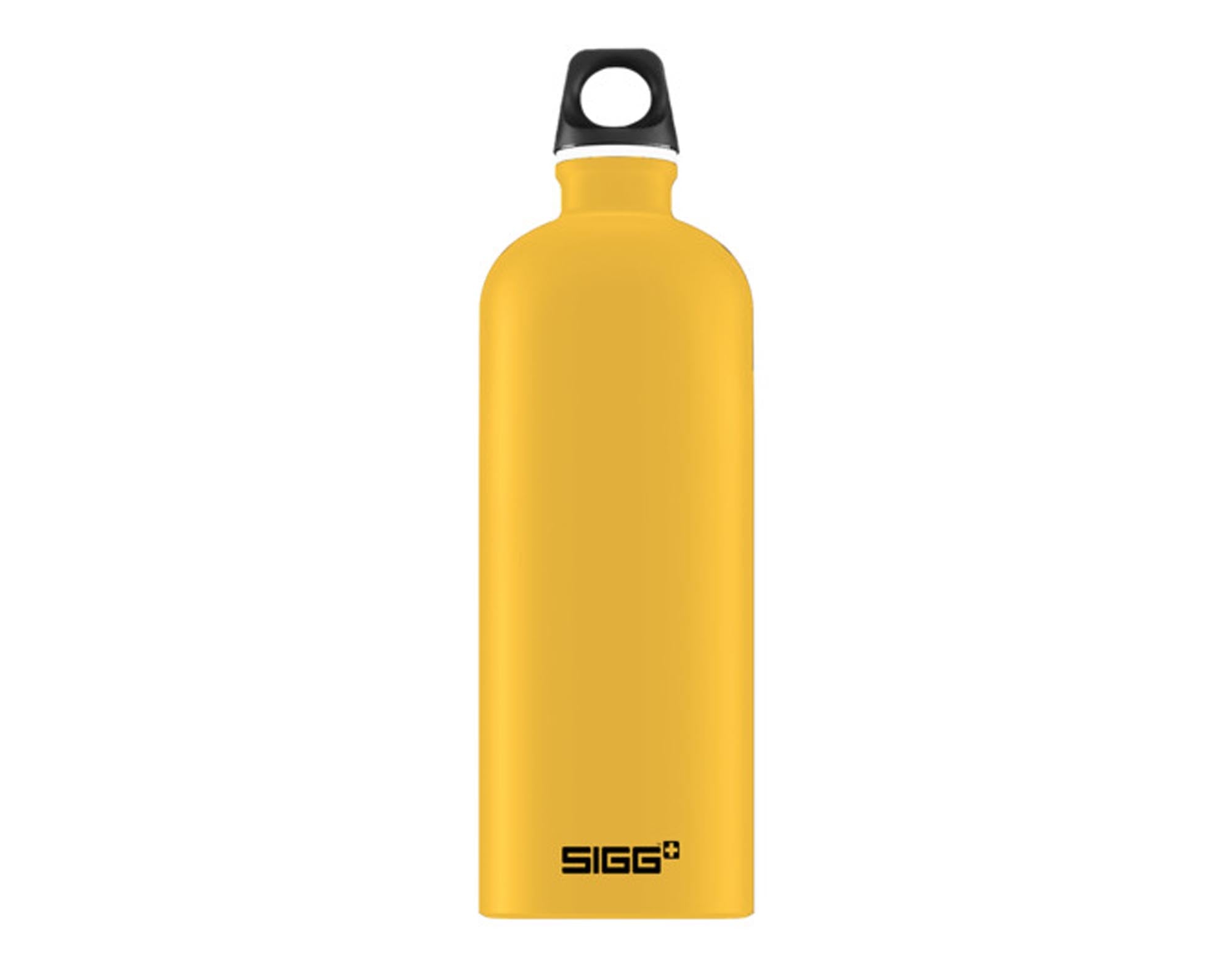 SIGG Trinkflasche Traveller Bottle mustard touch 1 l in präsentiert im Onlineshop von KAQTU Design AG. Flasche ist von SIGG