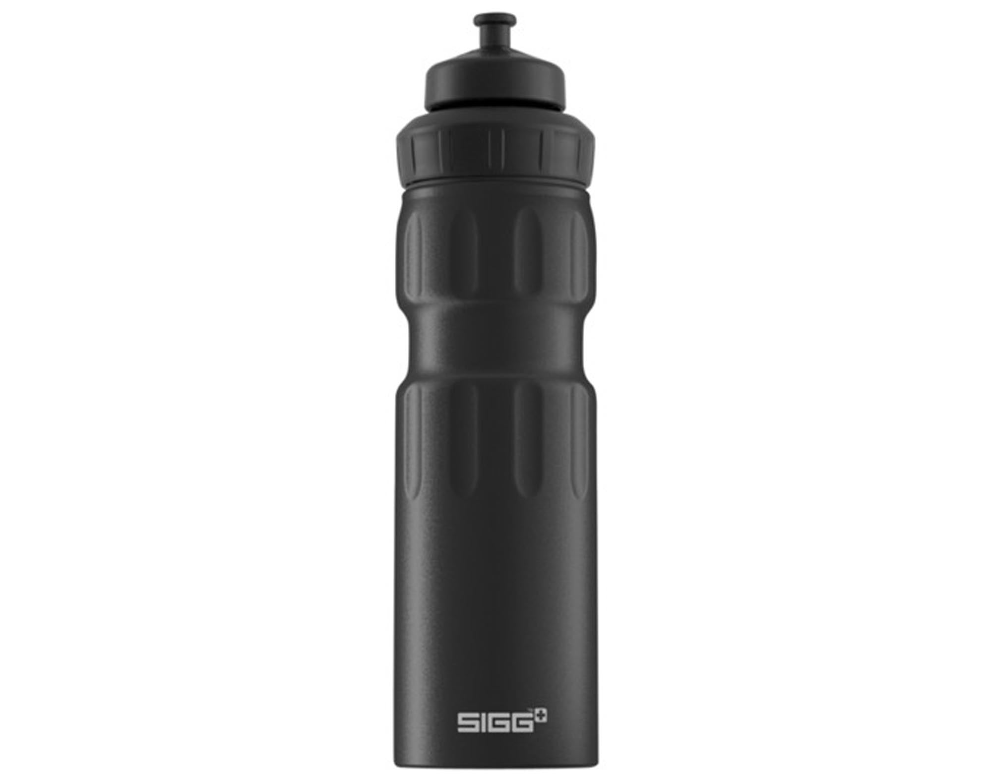 Die SIGG Trinkflasche Sport Bottle black 0.75 l ist ideal für Sport und Outdoor. Hergestellt aus leichtem Aluminium, bietet sie hervorragende Isolierung und ein ergonomisches Design für einfaches Trinken. Umweltfreundlich und wiederverwendbar, ist sie der perfekte Begleiter für aktive Menschen.