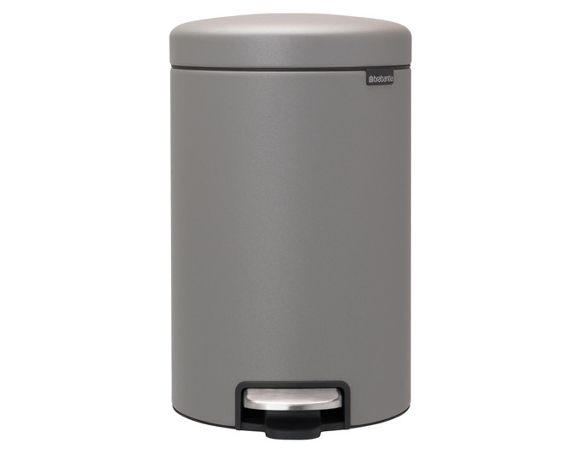 Entdecken Sie den BRABANTIA Treteimer NewIcon 12 l in mineral concret grey. Elegantes Design, Soft-Close-Deckel, hygienisch und langlebig.