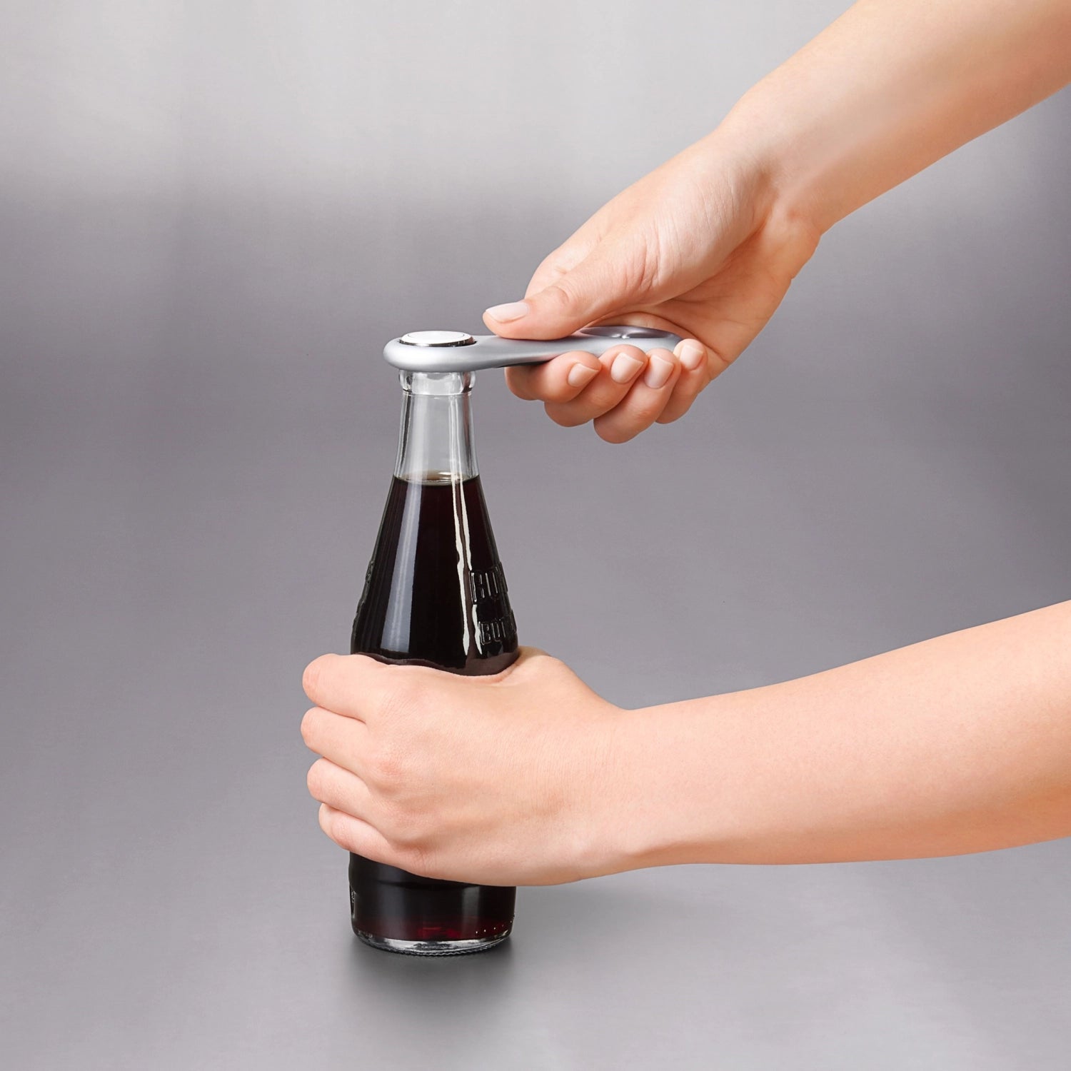 Hochwertiger OXO Flaschenöffner aus Gusseisen mit ergonomischem Design und rutschfestem Griff, perfekt für müheloses Öffnen von Flaschen.