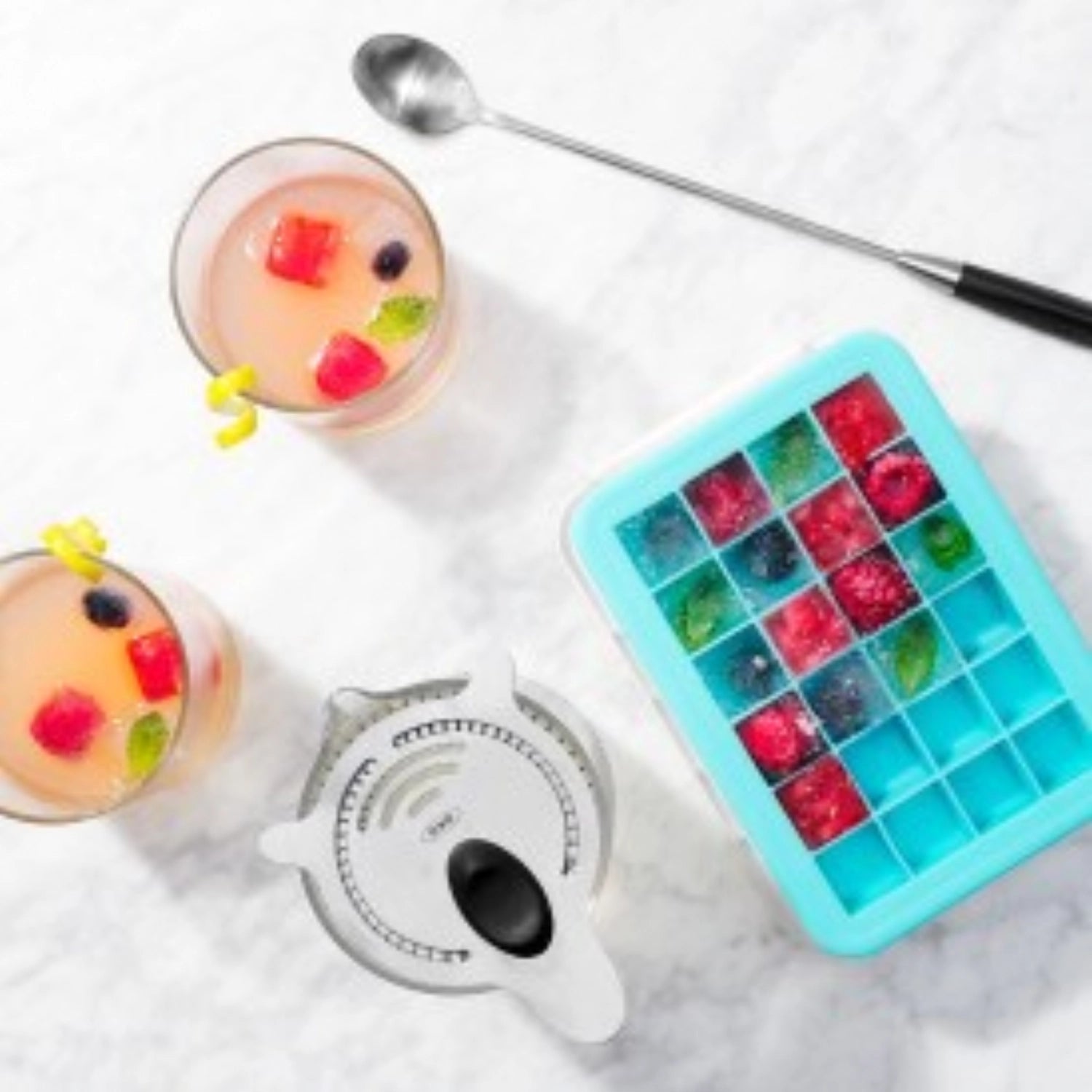 Hochwertiges OXO Good Grips Steel Cocktail Sieb, ideal zum präzisen Abseihen von Cocktails und für stilvolle Mixgetränke.