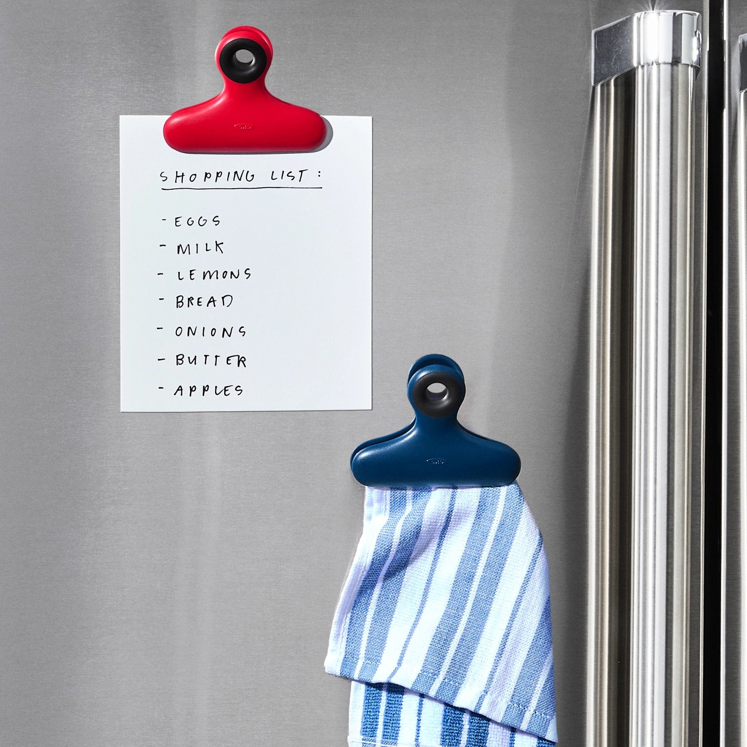 Buntes 4er Set OXO Magnetische Klammern, perfekt zum sicheren Verschließen von Folien und Beuteln, um Lebensmittel frisch zu halten.