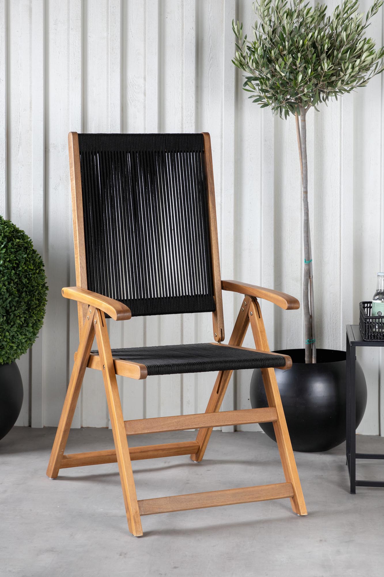 Little John Stuhl in Schwarz präsentiert im Onlineshop von KAQTU Design AG. Gartenstuhl mit Armlehnen ist von Venture Home