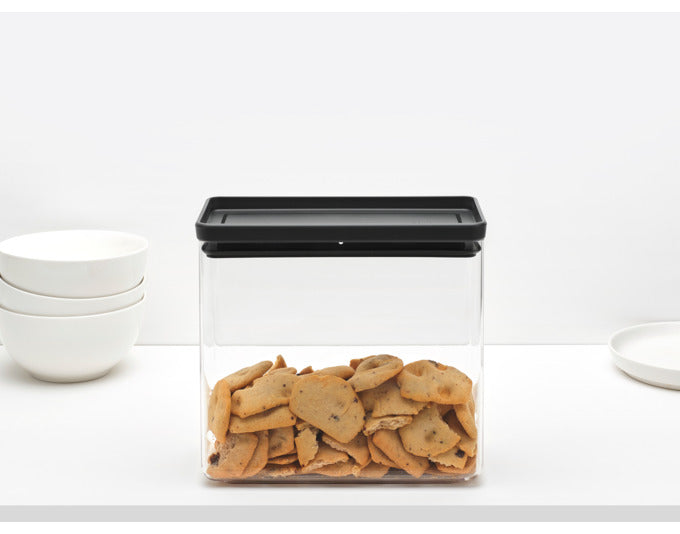 Die BRABANTIA Vorratsdose Tasty+ in dark grey (3.5 l) bietet stilvolle und praktische Aufbewahrung für Ihre Lebensmittel. Stapelbar, spülmaschinenfest und ideal für eine moderne Küche.