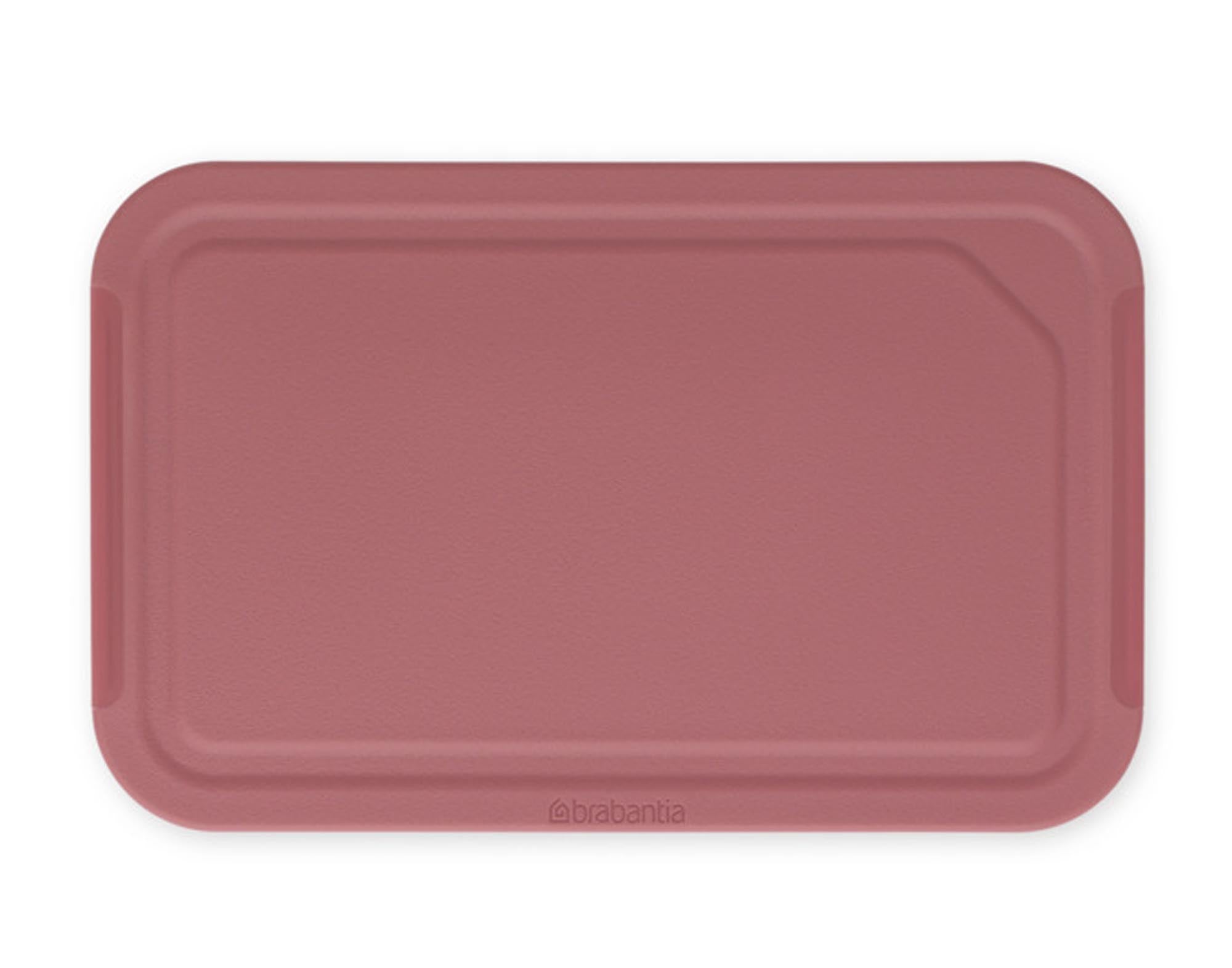 Entdecken Sie das BRABANTIA Schneidbrett S Tasty+ in grape red (25x16 cm) – robust, rutschfest und leicht zu reinigen. Ideal für Ihre Küche!