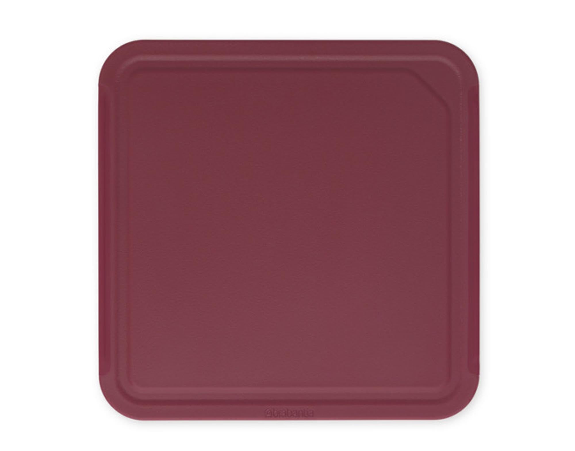 Entdecken Sie das BRABANTIA Schneidbrett M Tasty+ in aubergine red (25x25 cm) – robust, rutschfest, spülmaschinenfest und stilvoll für jede Küche!