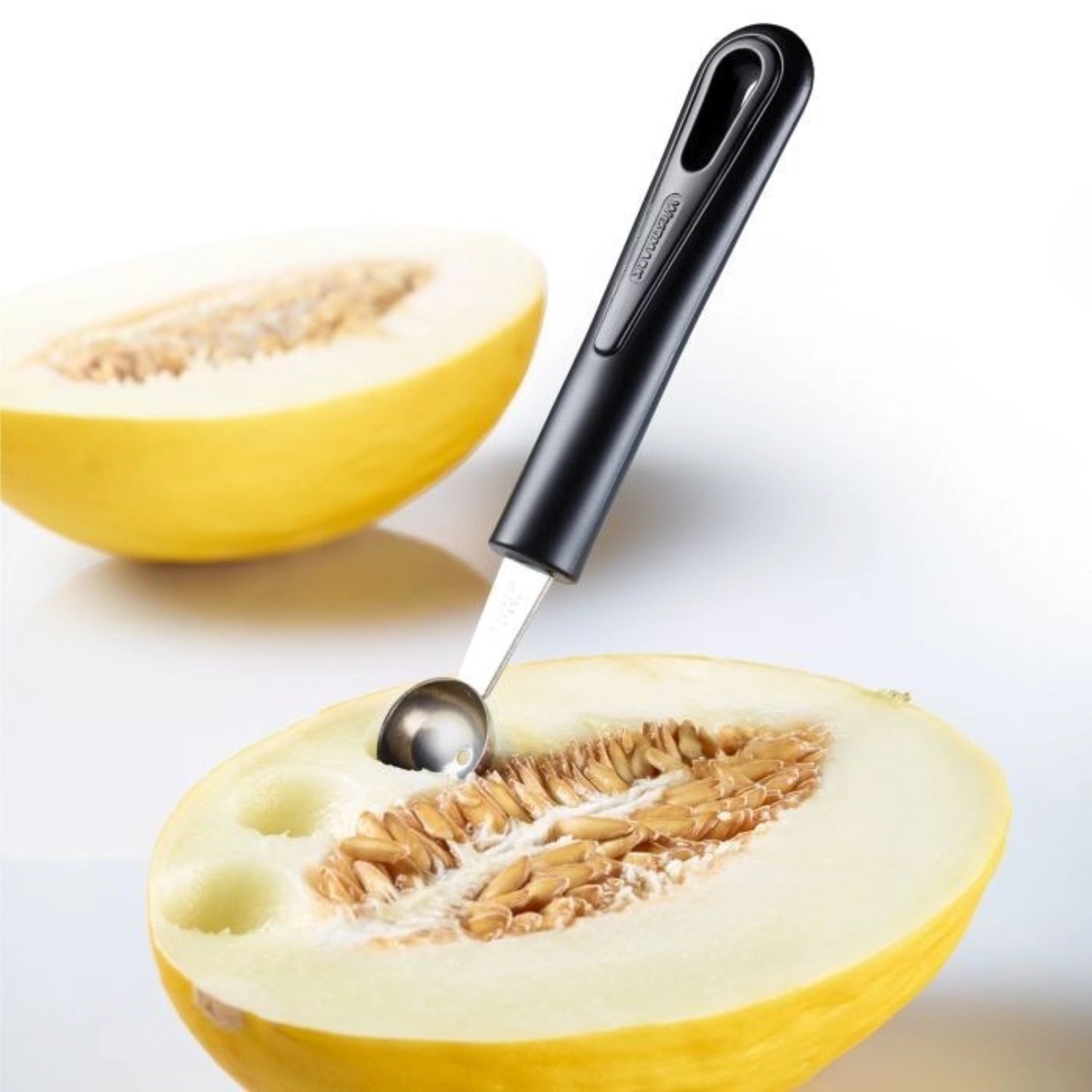 Entdecken Sie den Aushöhllöffel Gentle von Westmark (D26 mm) – Ihr idealer Küchenhelfer für kreative Obst- und Gemüsegerichte. Robuster Edelstahl und ergonomischer Griff sorgen für Komfort und Langlebigkeit. Jetzt bei KAQTU erhältlich!