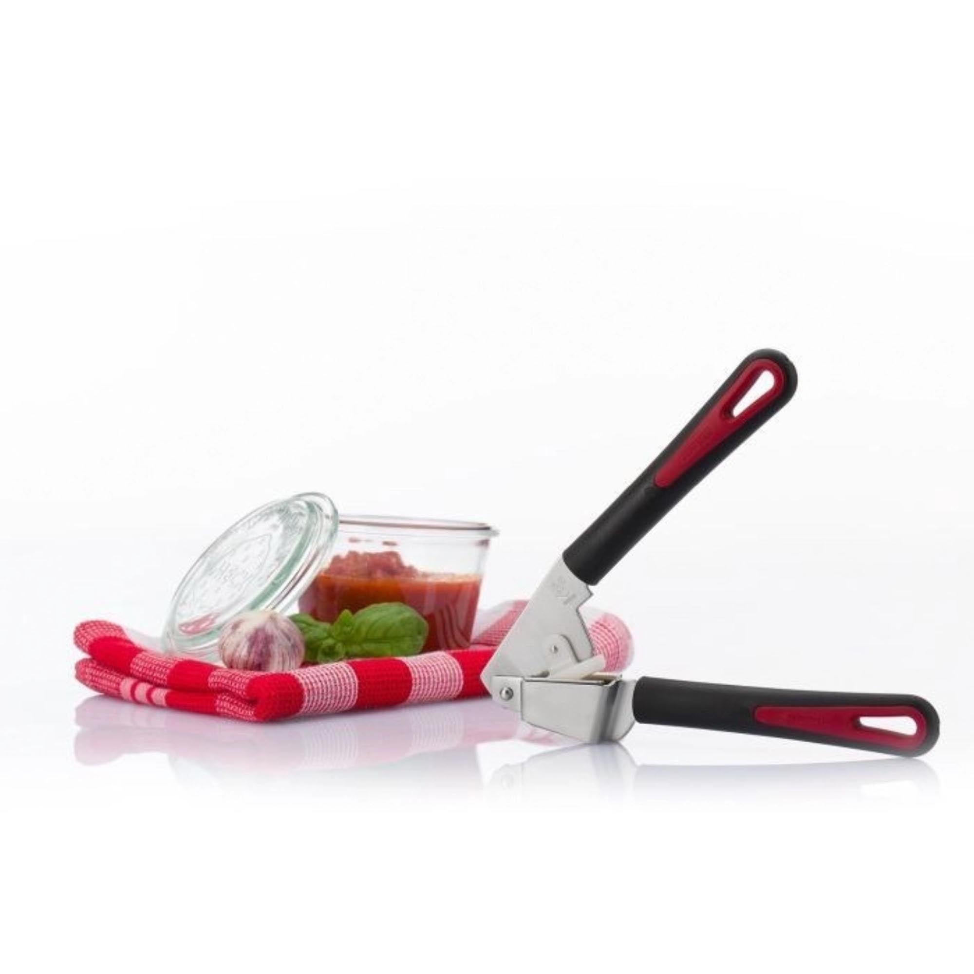 Die Knoblauchpresse Gallant von Westmark überzeugt durch ihre robuste Bauweise und ermöglicht müheloses und effizientes Knoblauchpressen.