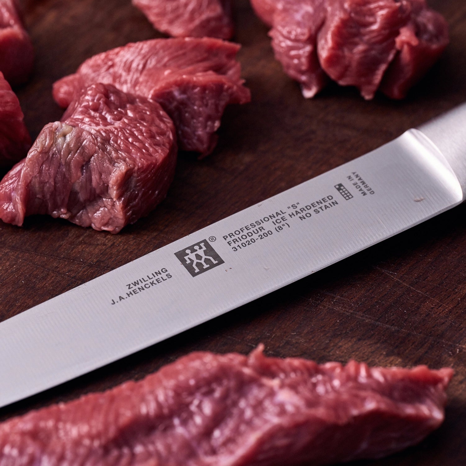 Hochwertiges 200 mm Fleischmesser der Zwilling Professional "S" Serie, perfekt für präzise Schnitte und komfortable Handhabung.