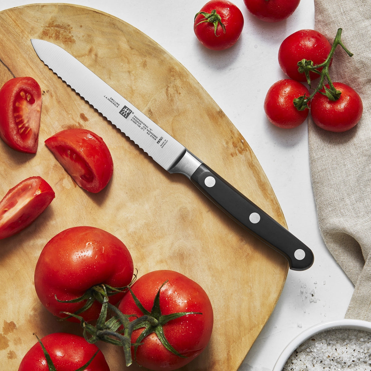 Professional "S" Universalmesser 130 mm in Schwarz präsentiert im Onlineshop von KAQTU Design AG. Küchenmesser ist von Zwilling Kitchen