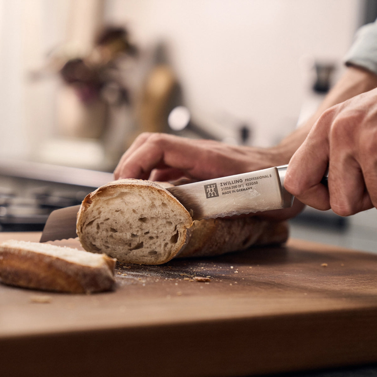 Professional "S" Brotmesser 200 mm in Schwarz präsentiert im Onlineshop von KAQTU Design AG. Küchenmesser ist von Zwilling Kitchen
