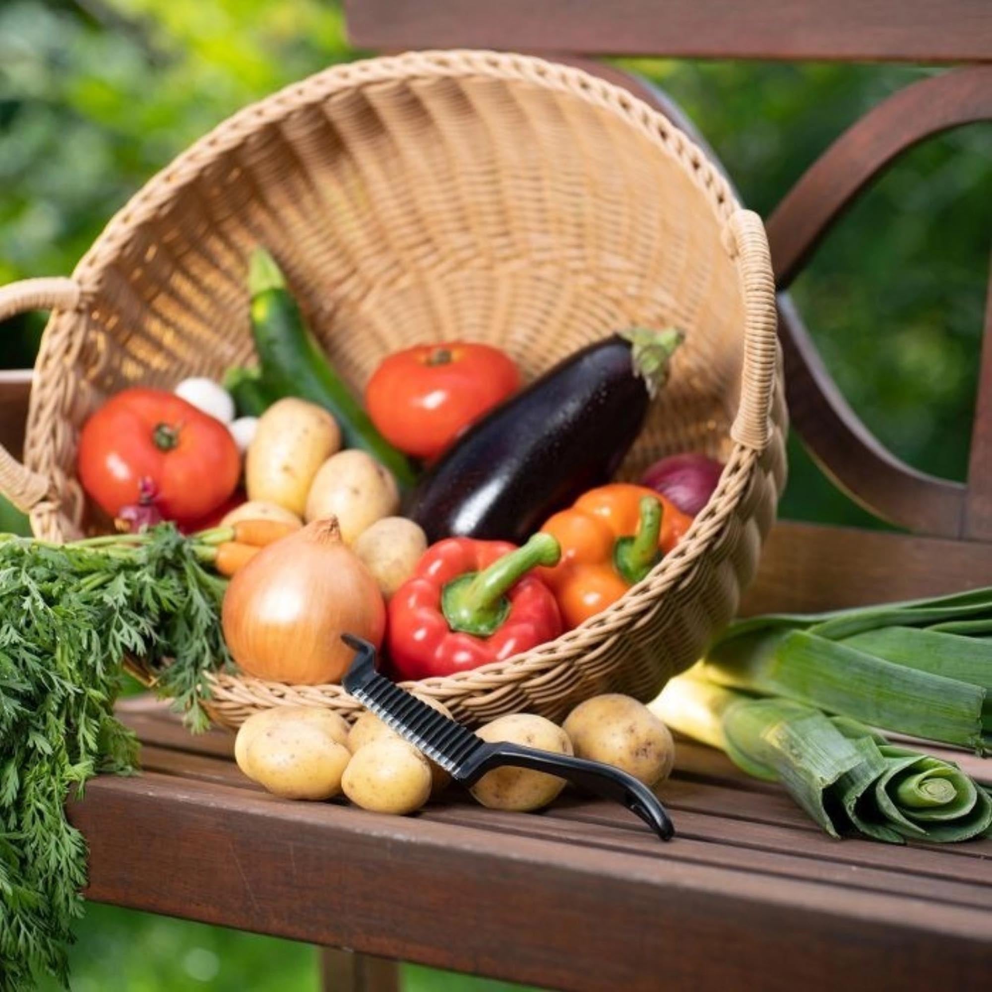 Der Westmark Buntschneider Garnetta (21x3x2.5cm) eignet sich perfekt für kreative Obst- und Gemüse-Dekorationen in der Küche.