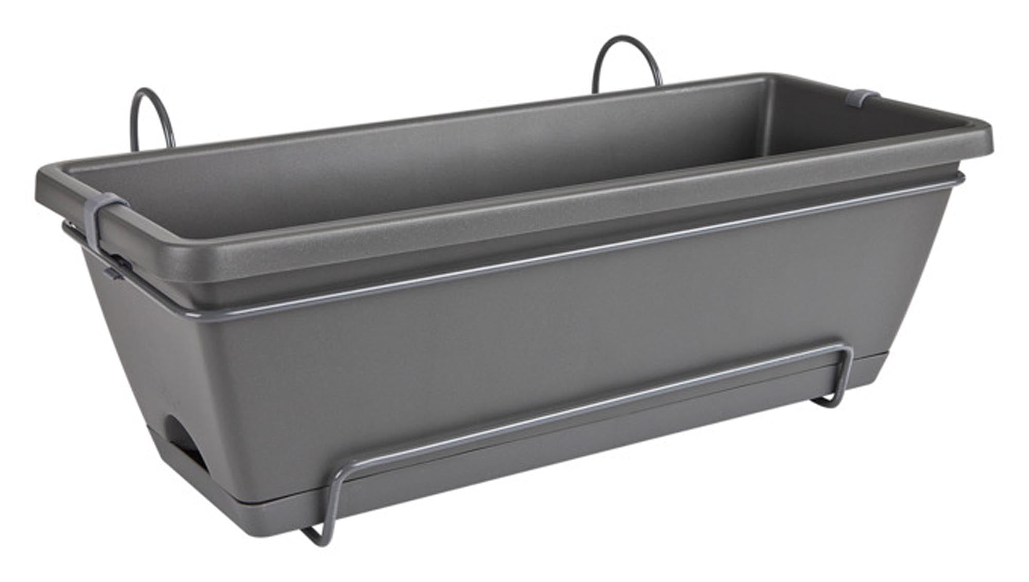 Entdecken Sie den ELHO Balkonkasten Barcelona all in 1 in anthrazit (55x34x23 cm) – umweltfreundlich, robust und ideal für Blumen, Kräuter und Sträucher.