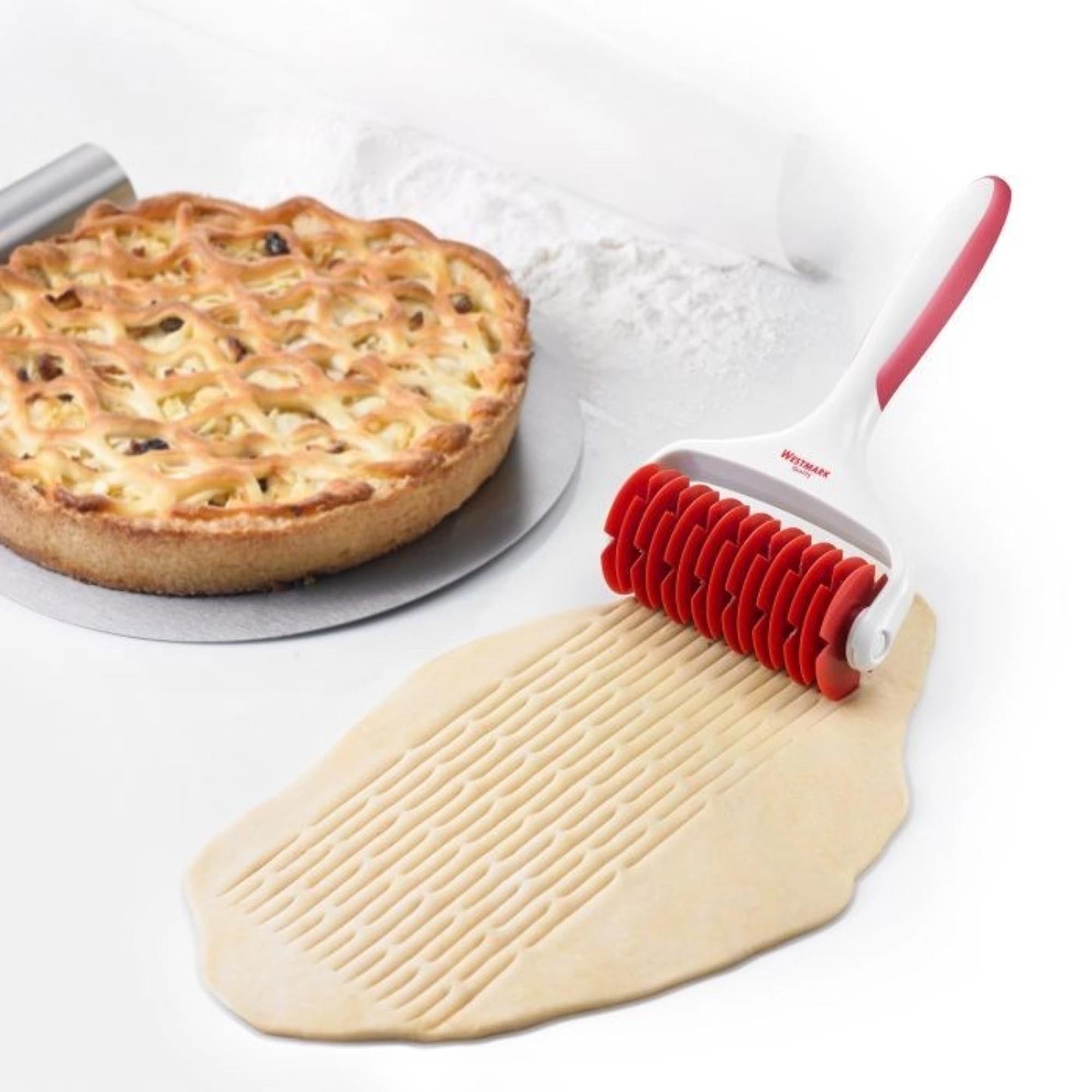Gitterroller von Westmark mit 7 Rädchen, perfekt für kreative Teigdekorationen. Masse: 19,5x12,5x4,5 cm. Robust und einfach zu handhaben.