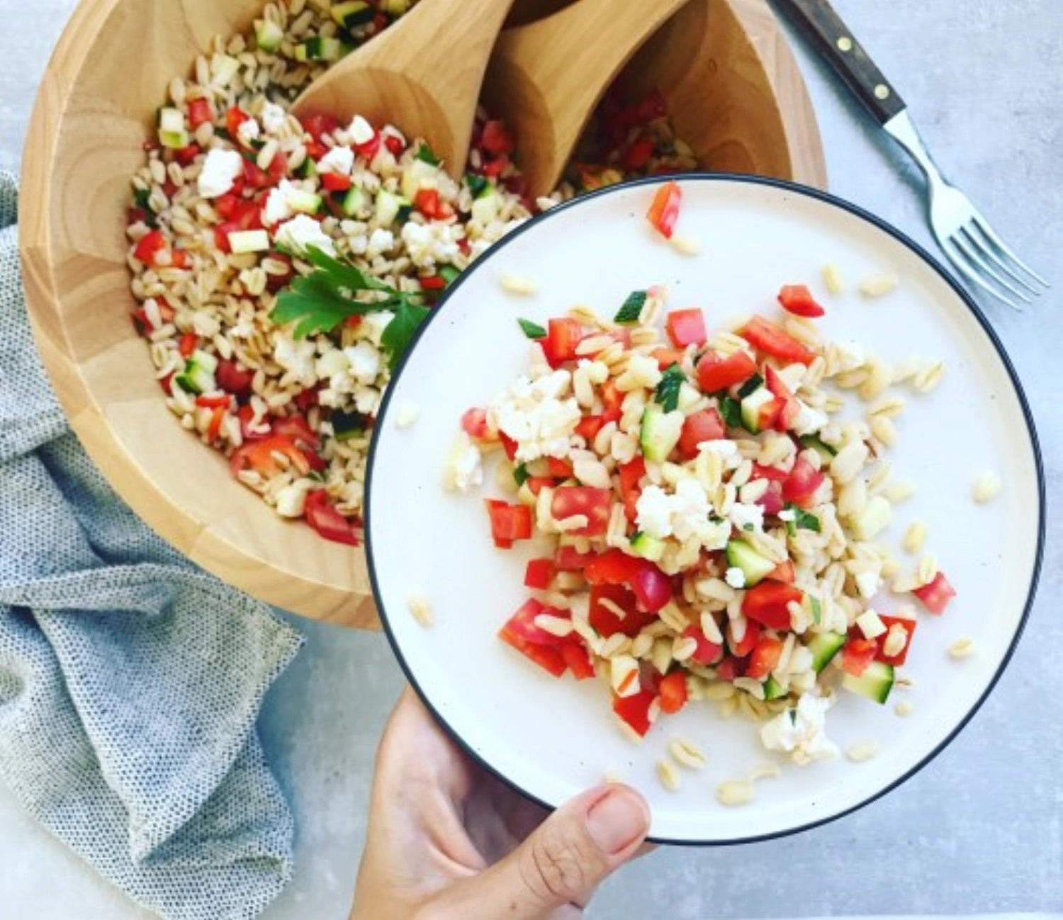 Erleben Sie die Gummibaum Schüssel 25 cm von Continenta – ein elegantes, langlebiges Küchenaccessoire mit rustikalem Charme und einfacher Pflege.