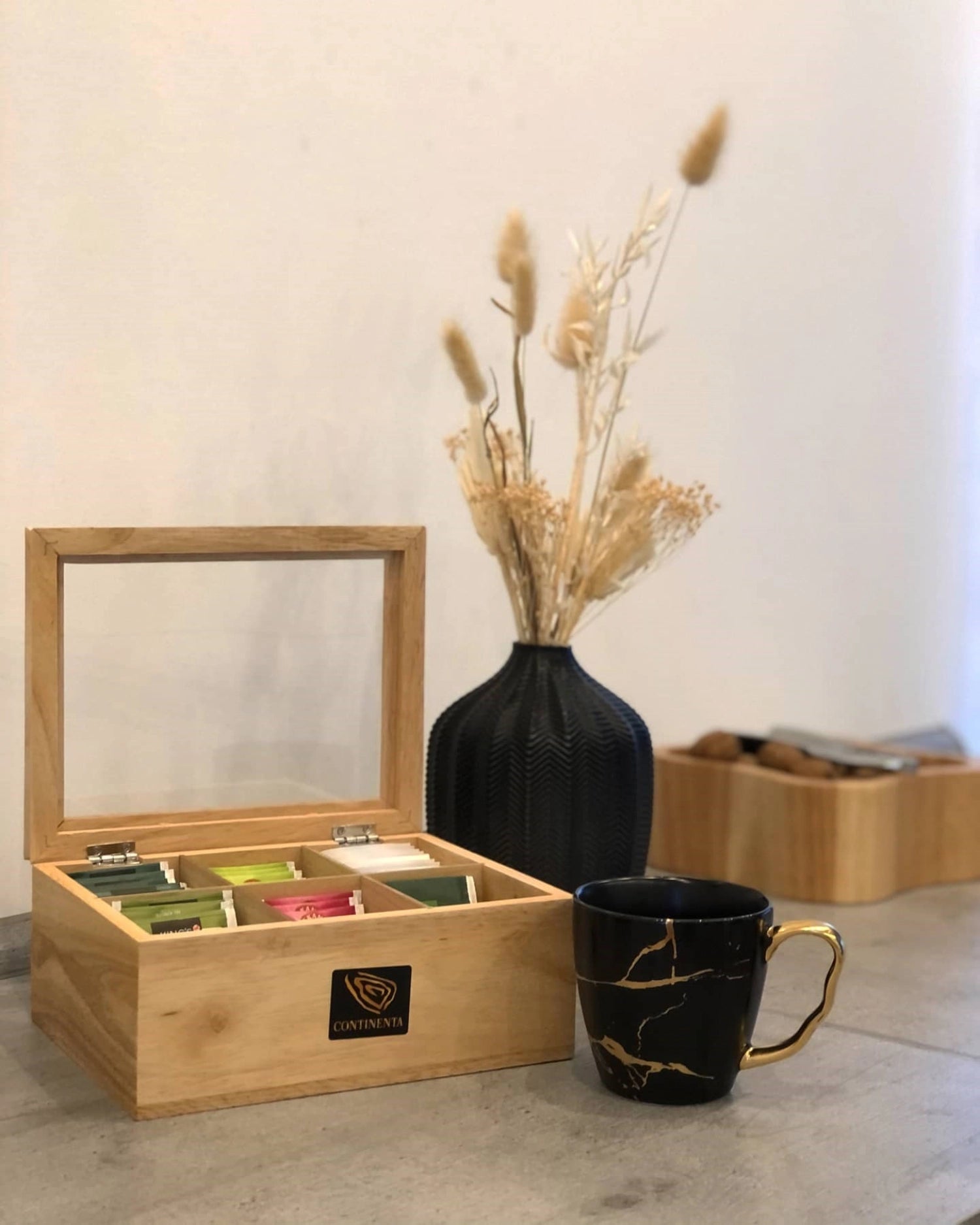 Praktische Gummibaum Teebox von Continenta (23x17,5x10 cm) – stilvoll, langlebig und perfekt für die Aufbewahrung Ihrer Tees und Gewürze.