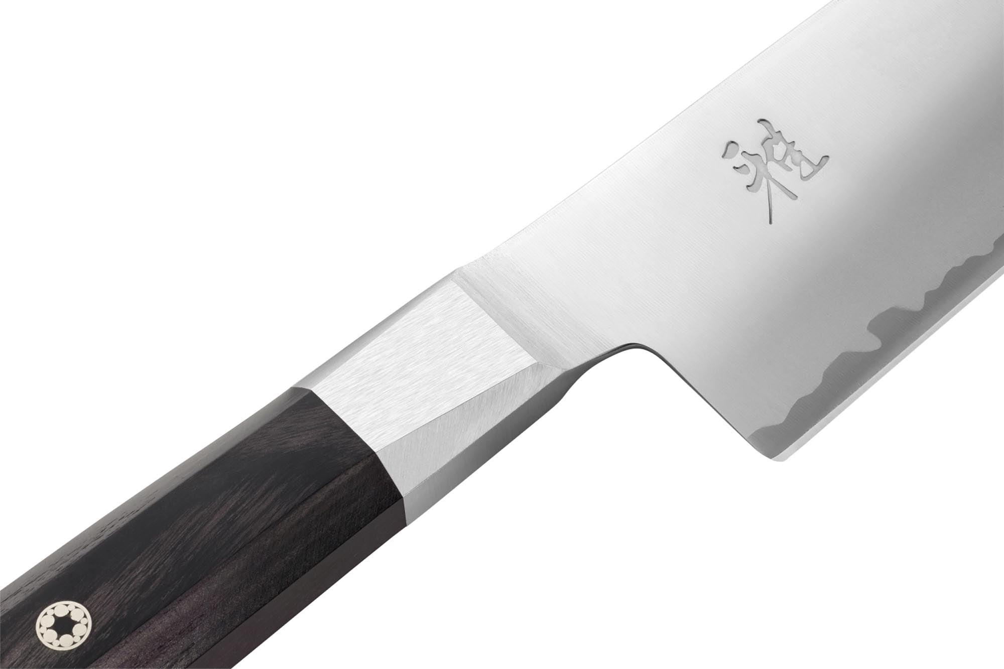Entdecken Sie das MIYABI 4000FC Santoku Küchenmesser: 180 mm Klinge aus FC61 Stahl, Damaststruktur und ergonomischer Pakkaholzgriff für müheloses Schneiden.