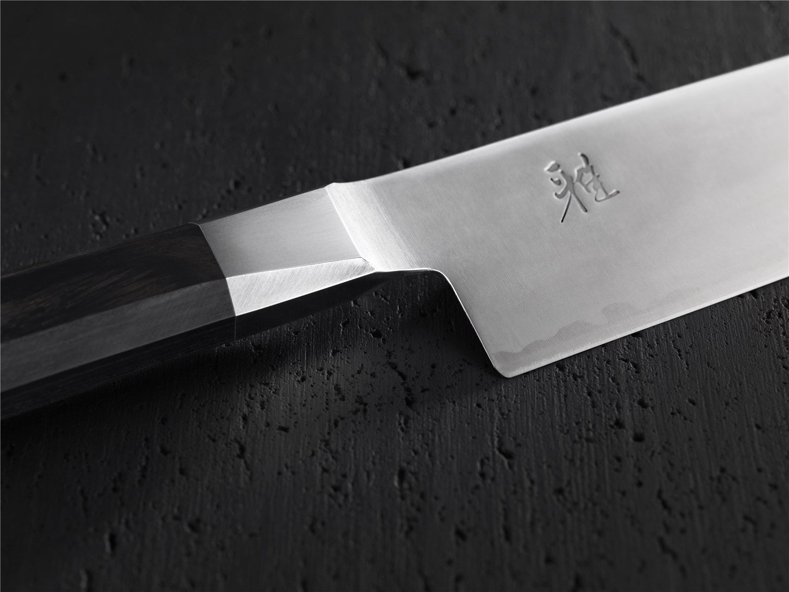 Erleben Sie das MIYABI 4000FC Santoku Küchenmesser: 180 mm Klinge aus robustem FC61 Stahl, kombiniert mit eleganter Damaststruktur und komfortablem Pakkaholzgriff.