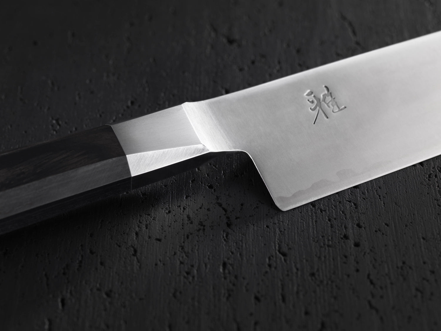 Hochwertiges MIYABI 4000FC Santoku-Messer, 180 mm, mit exquisiter Damaststahl-Klinge und ergonomischem Griff für präzise Küchenarbeiten.