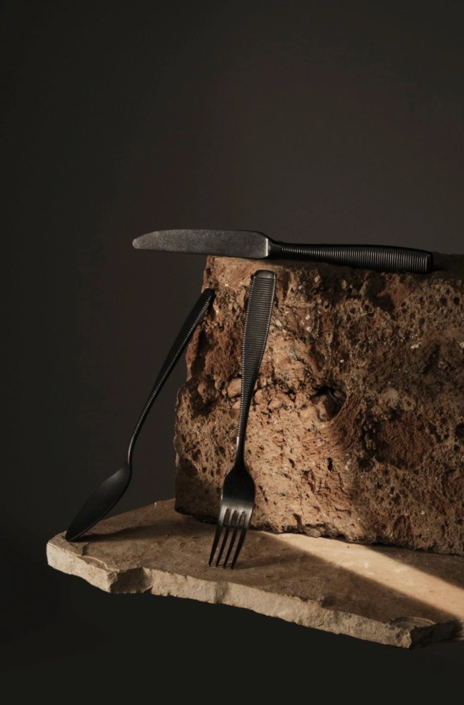 Fleur de Lys Q21 Fischmesser Black Vintage in Schwarz präsentiert im Onlineshop von KAQTU Design AG. Besteck ist von Comas