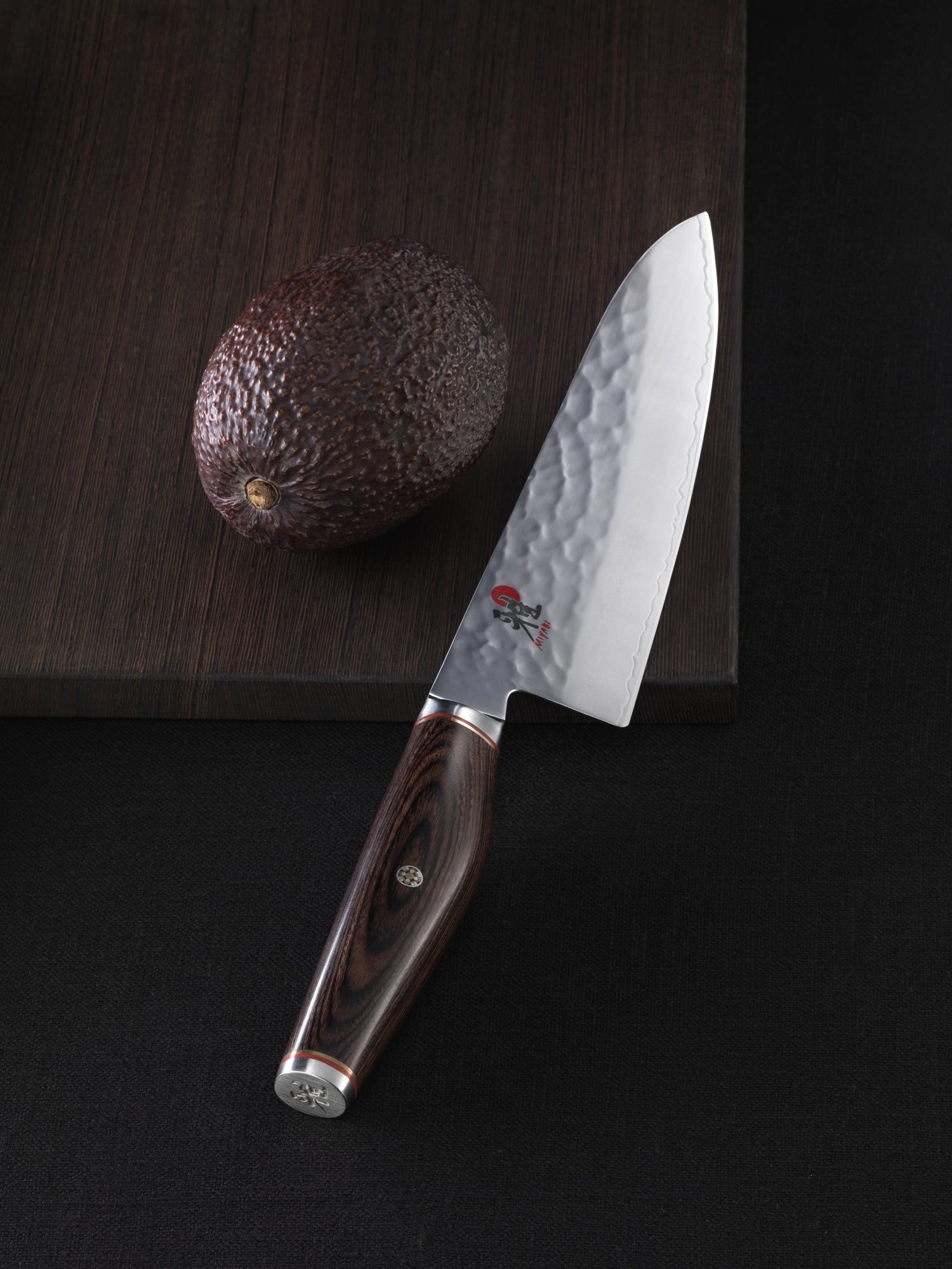 Hochwertiges MIYABI 6000MCT Shotoh Damastmesser, 130mm, ideal für präzise Schneidarbeiten, vereint traditionelles Handwerk mit innovativem Design.