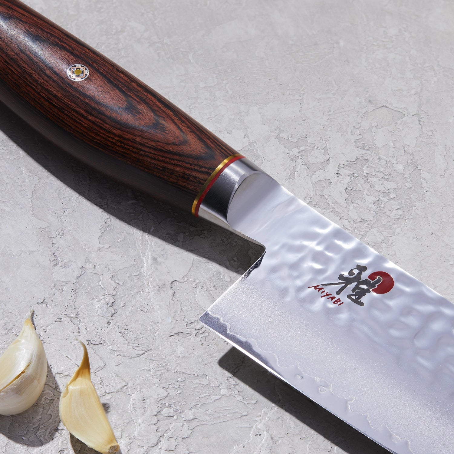 MIYABI 6000MCT Gyutoh, 240mm – hochwertiges Damastmesser mit scharfer Klinge und ergonomischem Griff für präzises Schneiden.