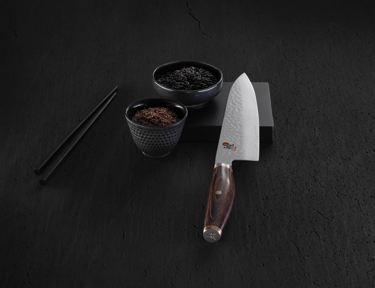 Hochwertiges MIYABI 6000MCT Santoku-Messer, 180mm, mit exquisitem Damastdesign, perfekt für präzise und vielseitige Küchenanwendungen.