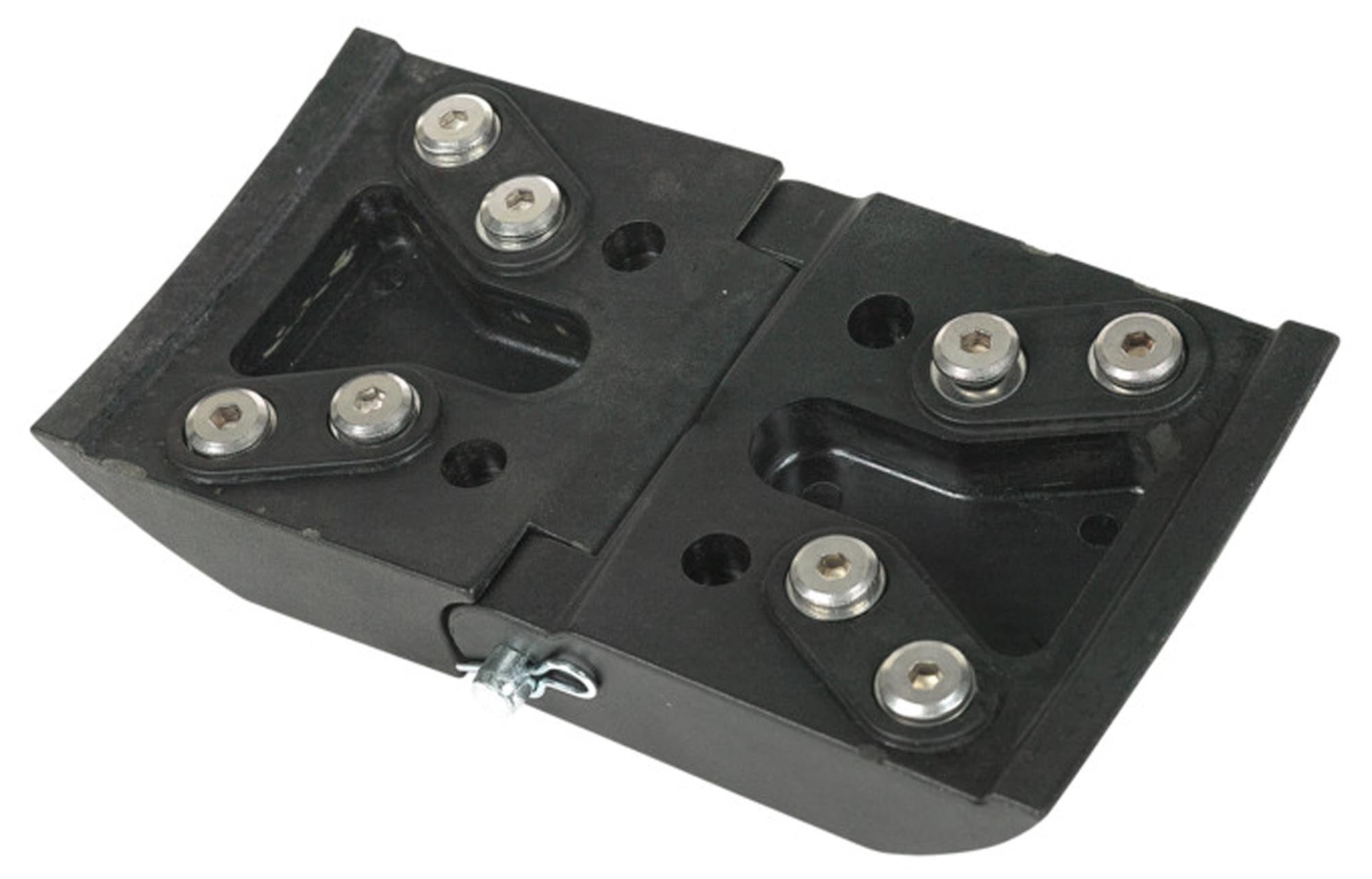 Hochwertiges Scharnier für XXL Deckel von LOTUS GRILL. Robuste Edelstahlkonstruktion für optimale Wärmehaltung und einfache Handhabung.