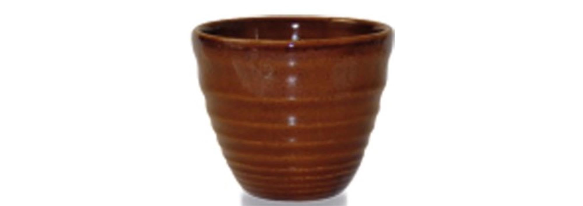 Stilvoller geriffelter Becher in warmem Cinnamon Brown von Churchill, ideal für heiße Getränke, mit einem Fassungsvermögen von 5.7cl.