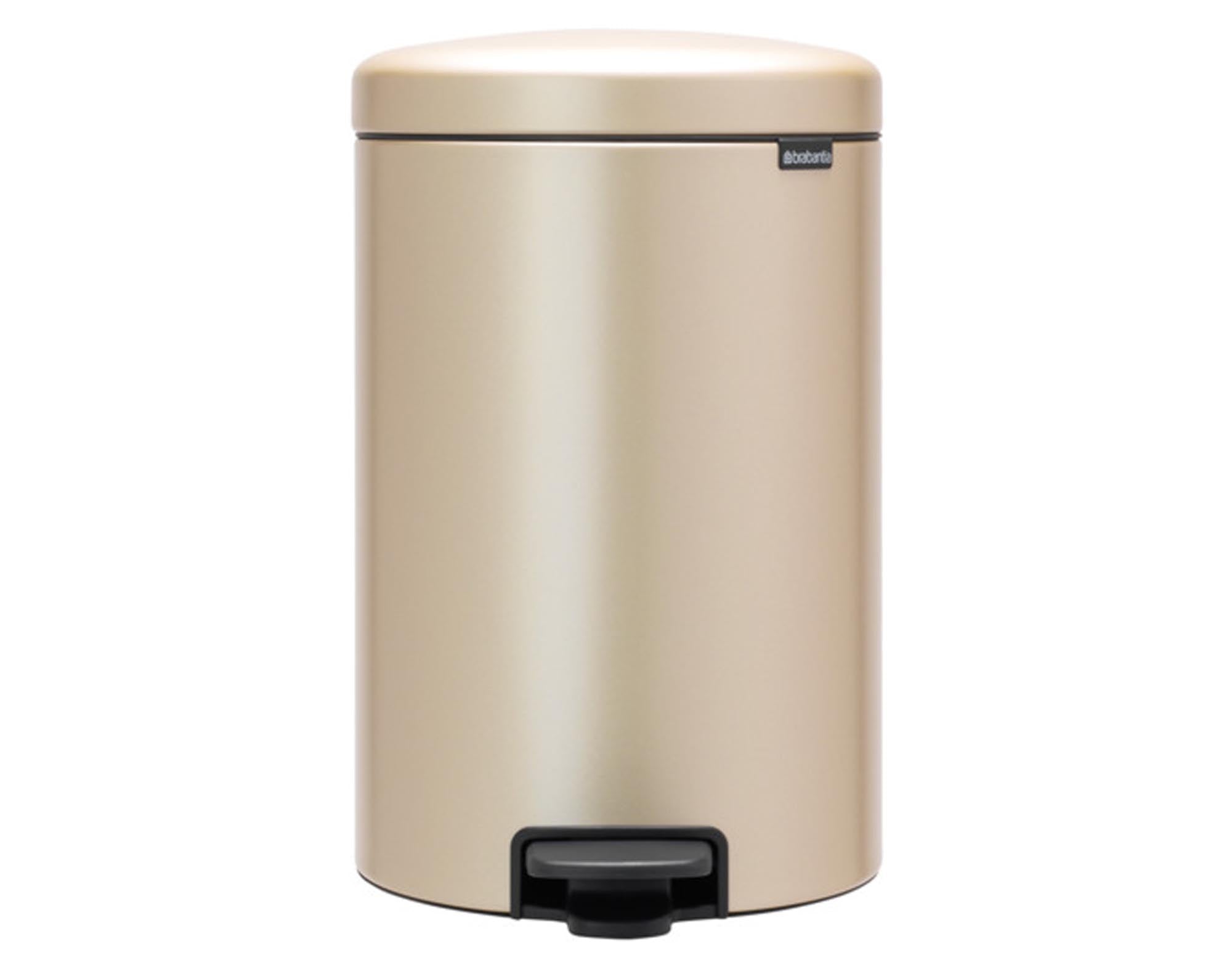 Entdecken Sie den BRABANTIA Treteimer NewIcon 20 l in elegantem Champagne. Hochwertiger, rostfreier Stahl, innovativer Pedalmechanismus und geruchsdichter Deckel für hygienische Abfallentsorgung in Küche und Bad.