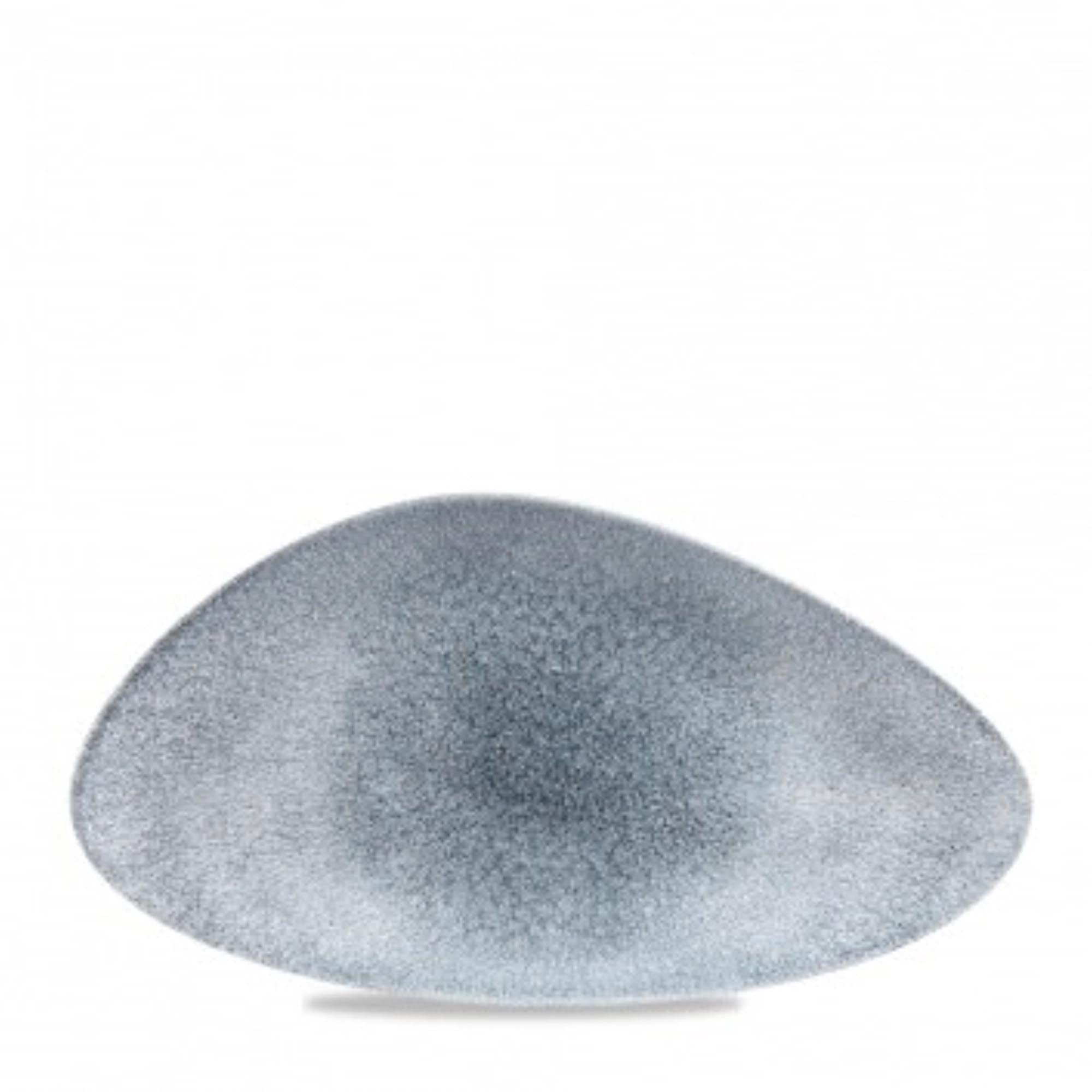 Elegante, dreieckige Porzellanplatte in Topaz Blue mit einzigartiger Raku-Glasur, ideal für stilvolle Speisenpräsentation.