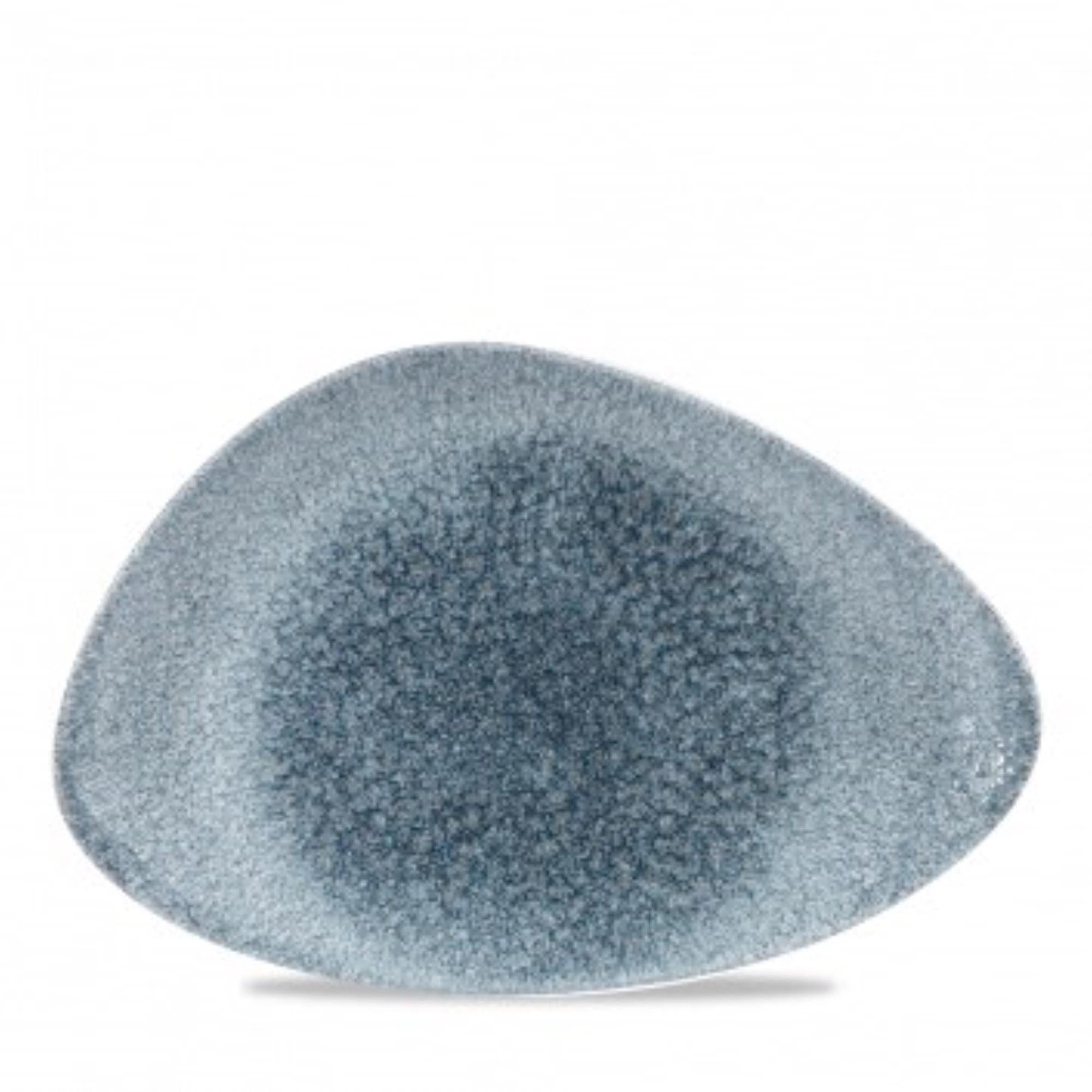 Die S.P. Raku Topaz Blue Triangel Platte von Churchill besticht durch ihr einzigartiges Design und hochwertige Porzellanqualität.